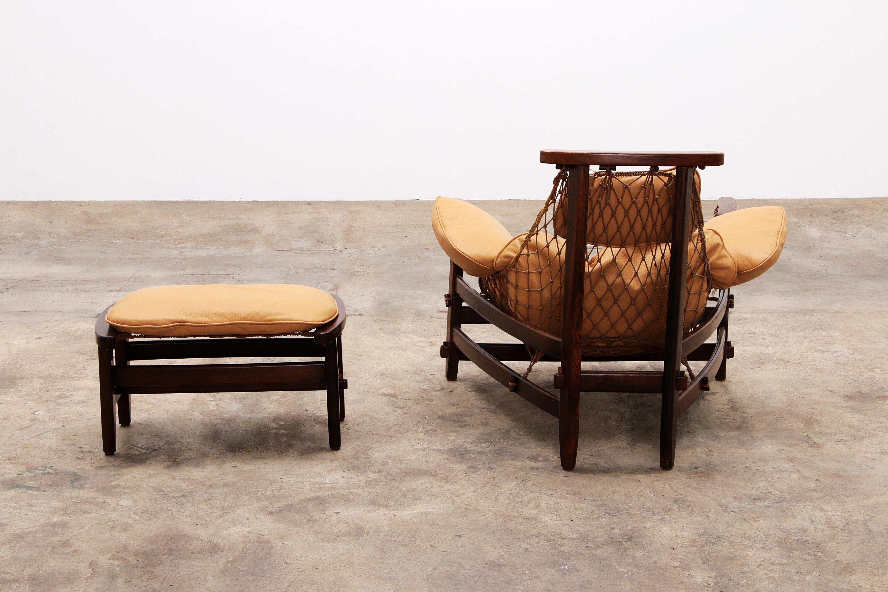 Milieu du XXe siècle Chaise longue et pouf Jangada de Jean Gillon en bois tropical et cuir.