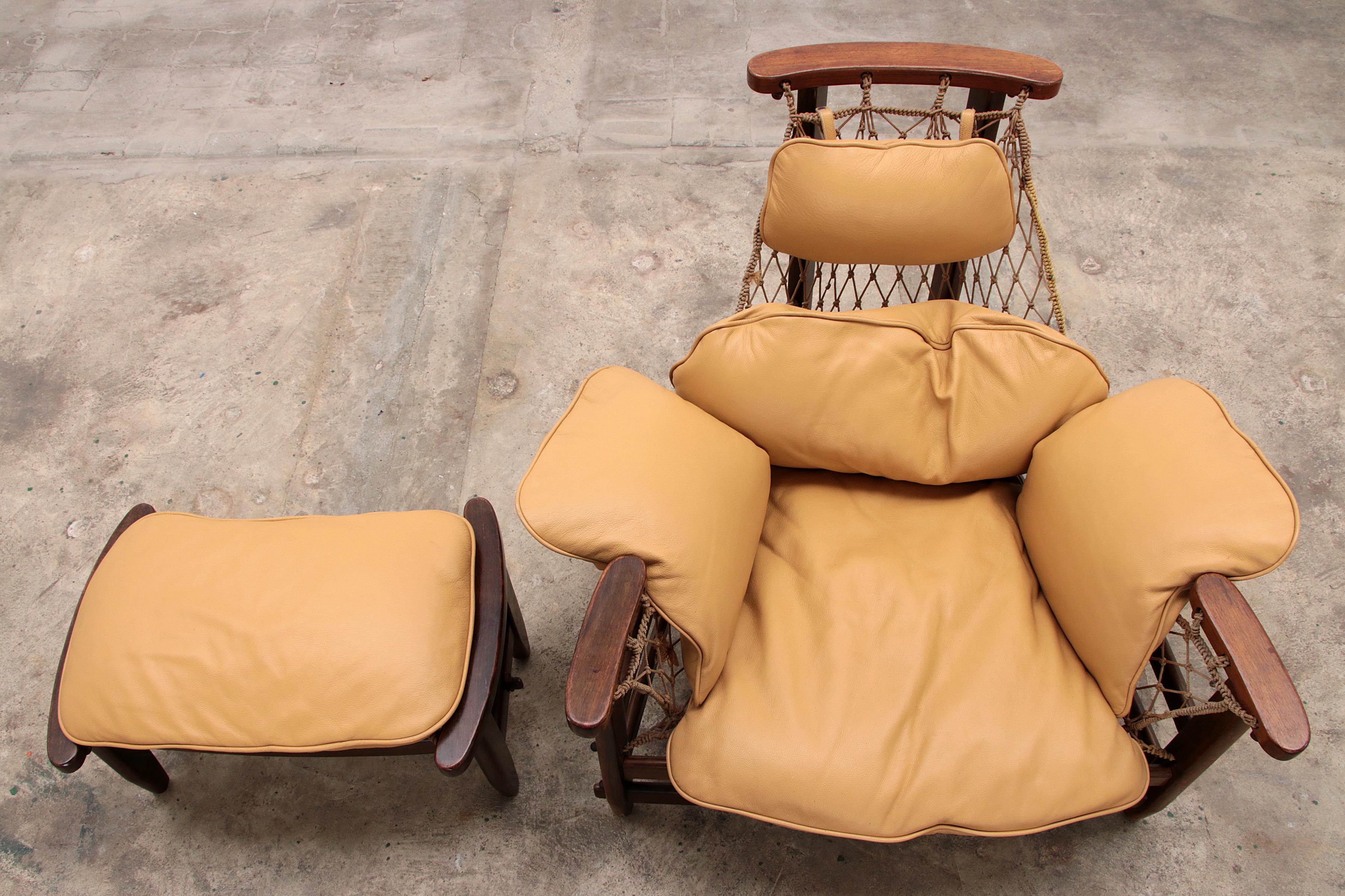Chaise longue et pouf Jangada de Jean Gillon en bois tropical et cuir. 1