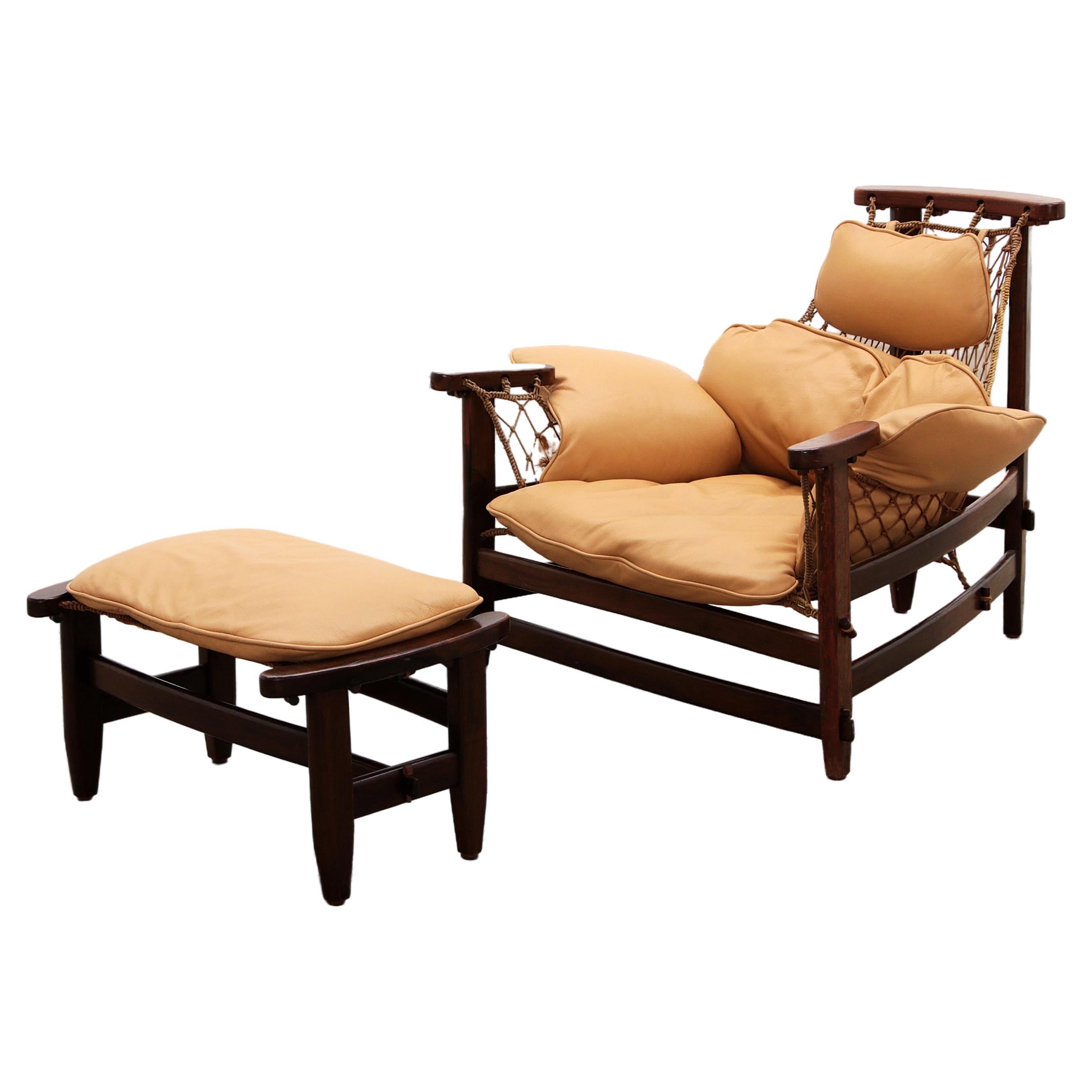 Chaise longue et pouf Jangada de Jean Gillon en bois tropical et cuir.