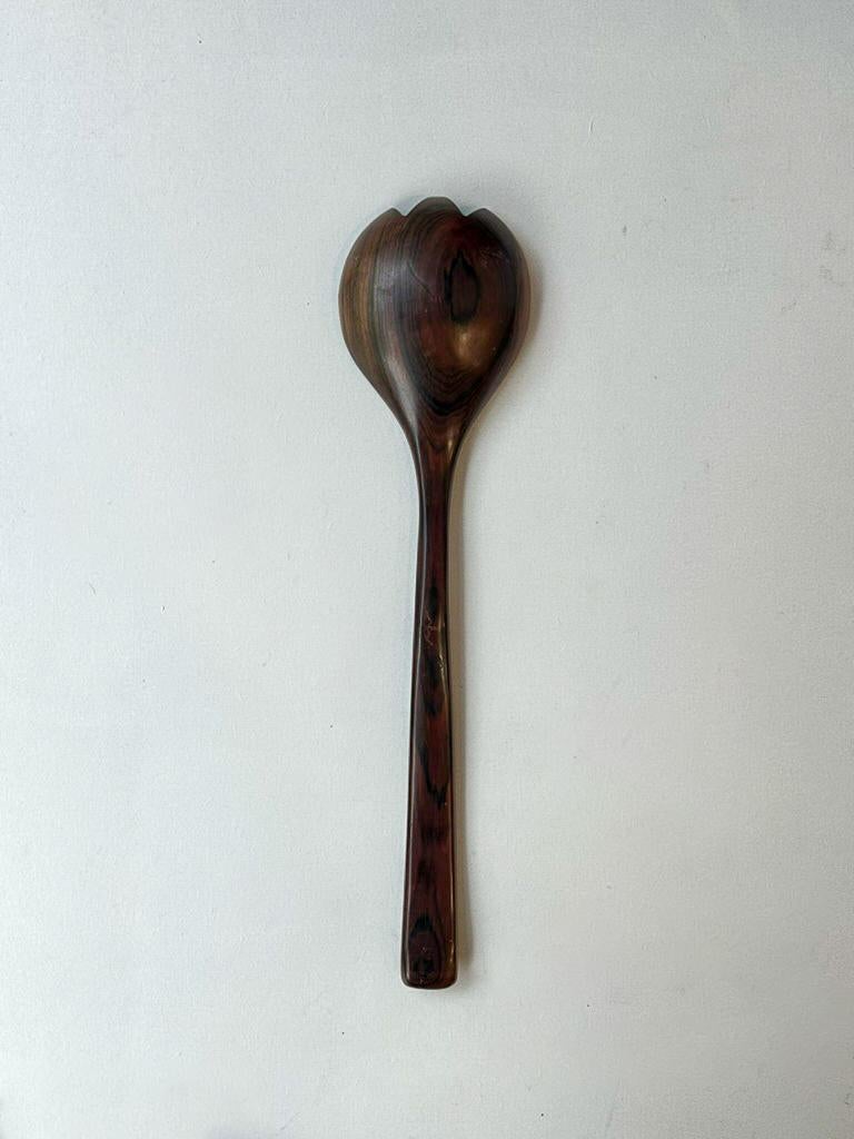 Cucchiaio disegnato da Jean Gillon e prodotto da Italma/WoodArt, risalente agli anni Sessanta. Realizzato in legno massiccio, questo cucchiaio si distingue per la sua originale forma geometrica e per i dettagli accuratamente lavorati.

Il cucchiaio
