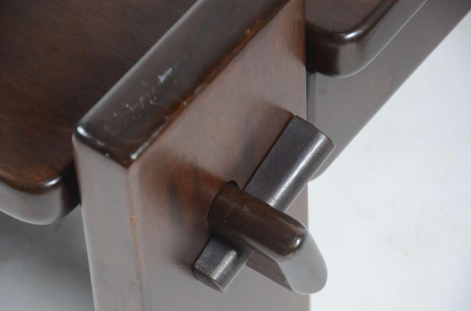 Table basse conçue par le maître brésilien Jean Gillon pour Probel. Contient le Label du fabricant.