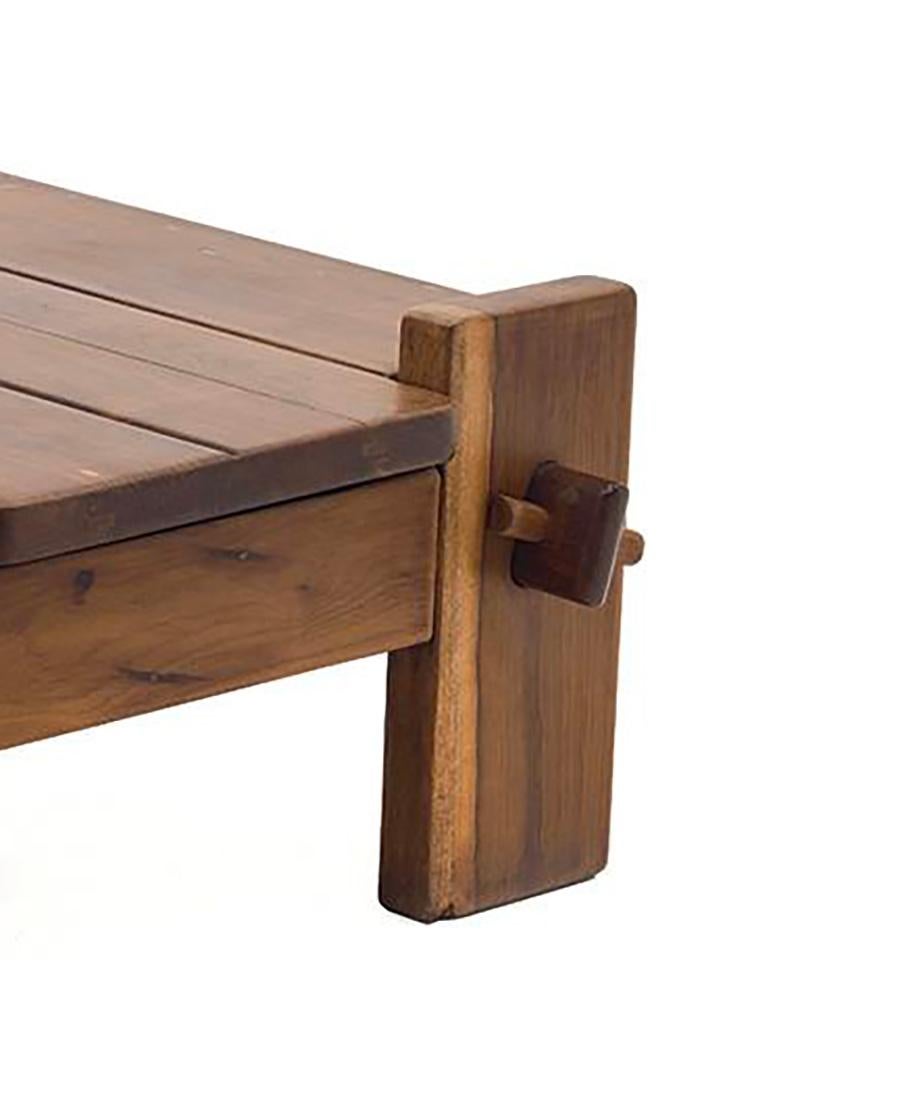 La mesa de centro diseñada por Jean Gillon es una notable pieza de madera maciza, con un grueso tablero extraíble con recortes cuadrados en las esquinas. Esta característica añade un toque de sofisticación al diseño minimalista de la mesa.

Las