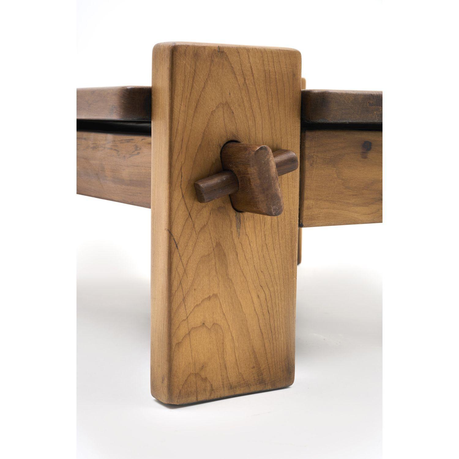 Jean Gillon, Mesa de centro de madera maciza. c. 1960. Etiqueta del taller Probel Brasileño en venta