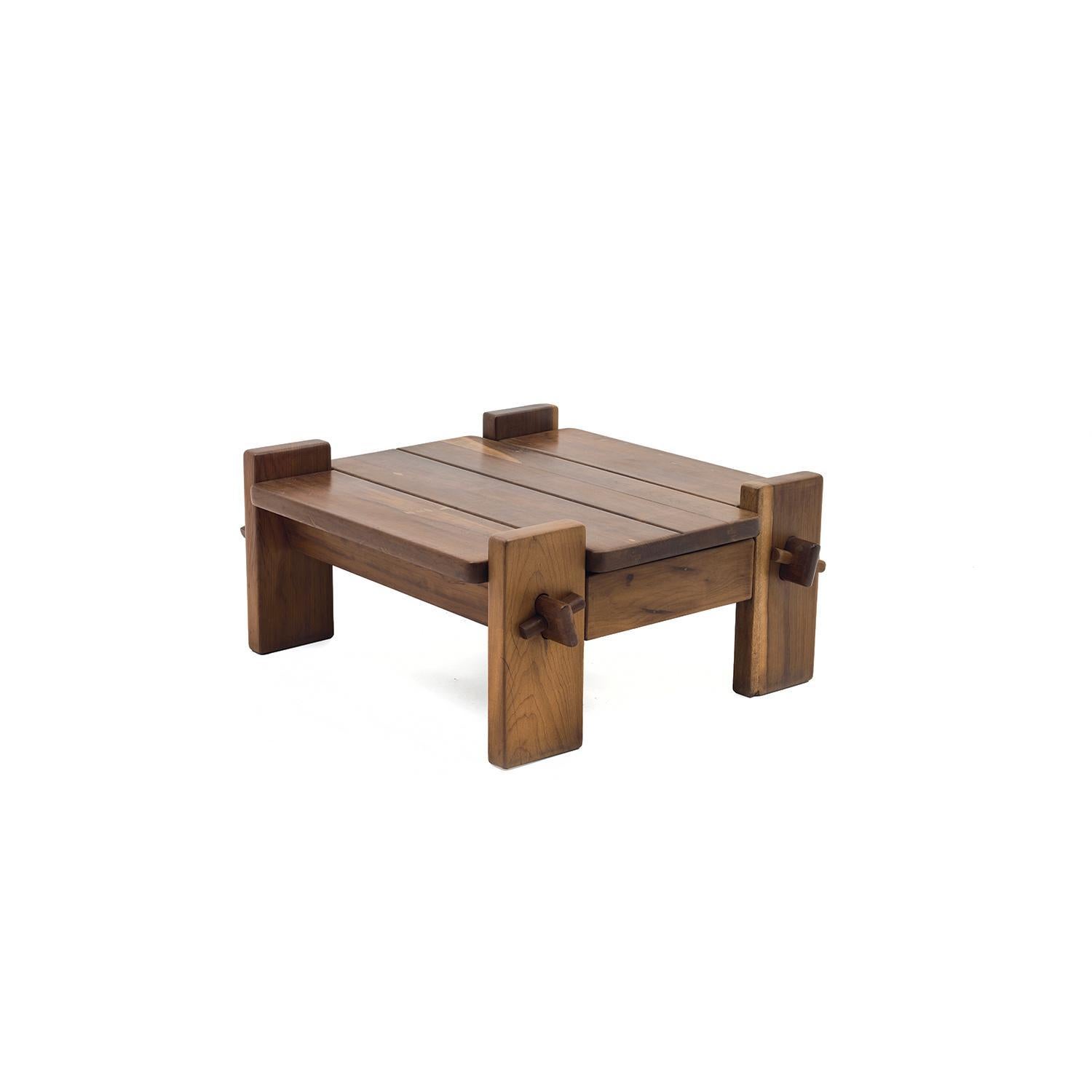 Jean Gillon, Mesa de centro de madera maciza. c. 1960. Etiqueta del taller Probel Hecho a mano en venta