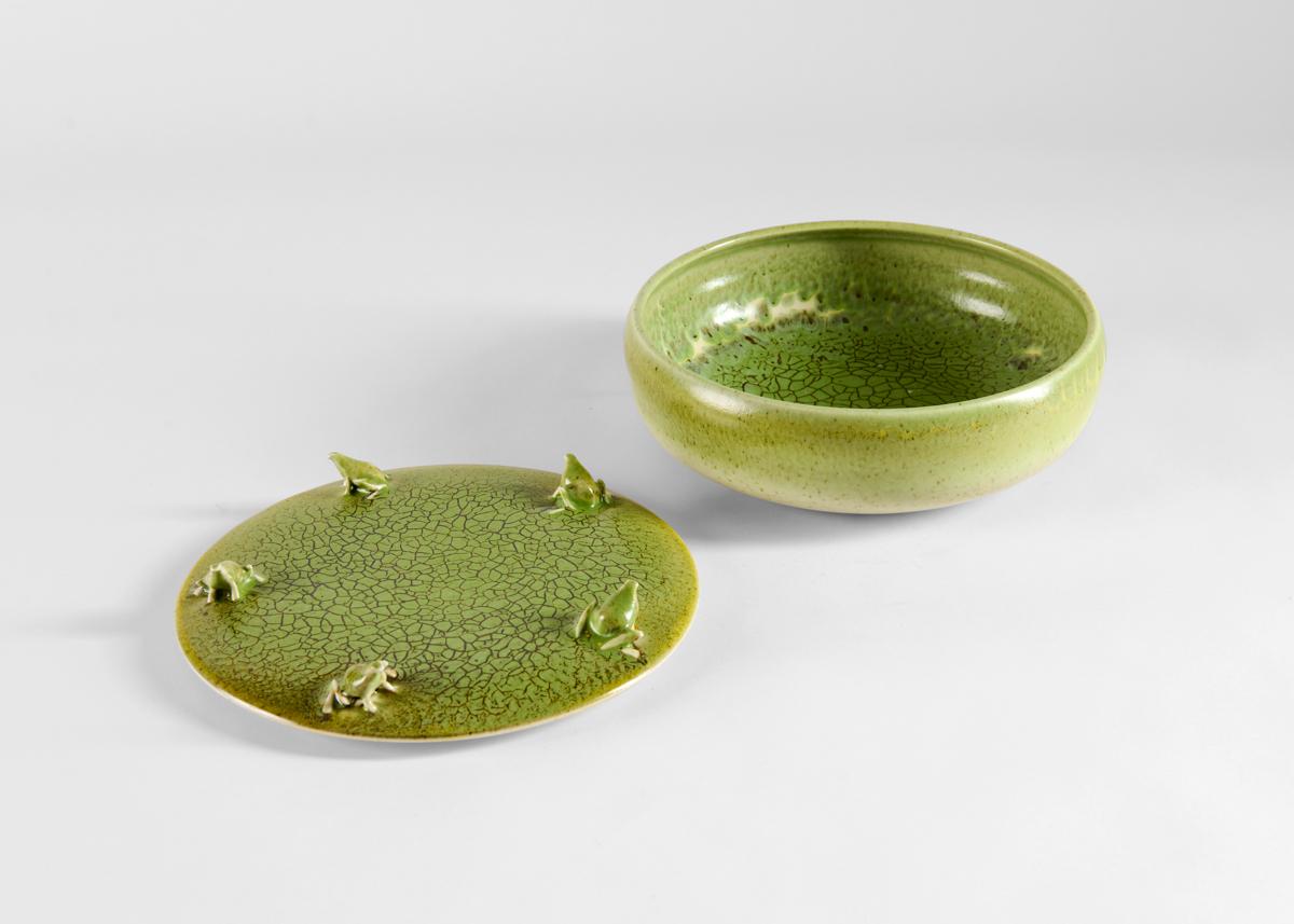 Jean Girel, Überdachte grüne Keramikschale mit Fröschen,  Frankreich, 2021 (Französisch) im Angebot