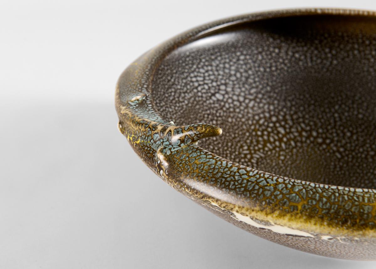 Unico, firmato e datato.

La grande diversità e originalità del lavoro di Girel è il risultato del suo approccio del tutto unico. Le sue tecniche non si trovano in nessun manuale di ceramica, ma nel laboratorio della sua mente. I suoi materiali