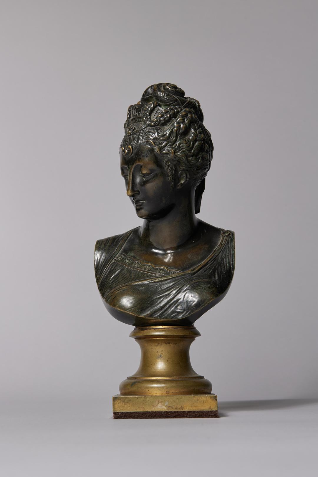 Bust der Diane de Poitiers, Bronzeskulptur einer französischen Adeligen – Sculpture von Jean Goujon
