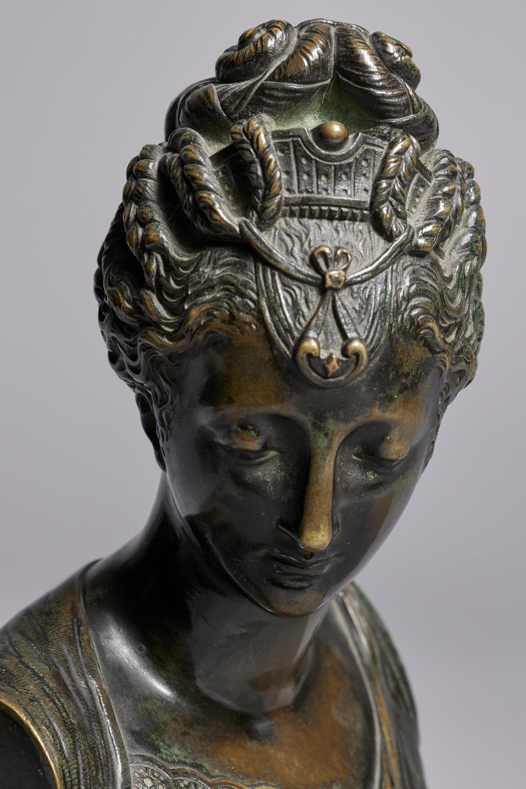 Nach Jean Goujon (französisch, 1510-1568)
Büste der Diane von Poitiers
Bronze mit vergoldetem Sockel
9 x 3,75 x 2,75 Zoll
Provenienz: Entnommen aus einer Privatwohnung im Hotel Pierre
Diane de Poitiers war eine französische Adlige und prominente