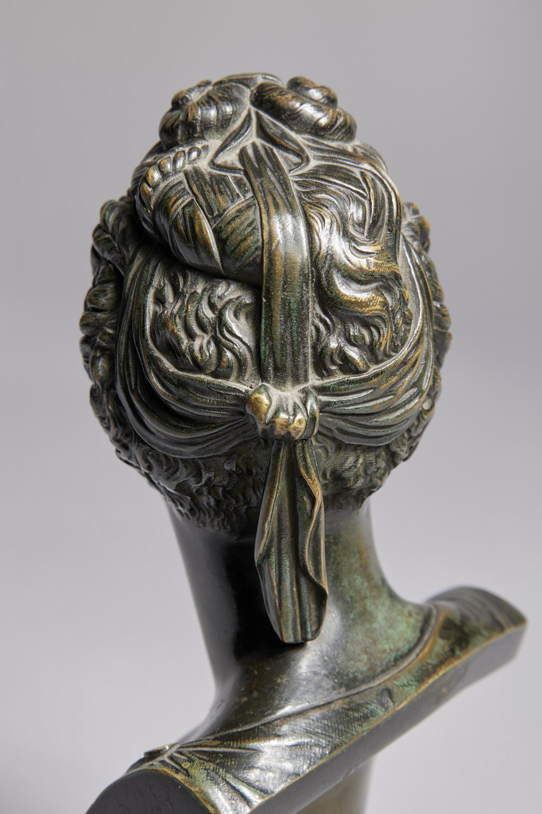 Bust der Diane de Poitiers, Bronzeskulptur einer französischen Adeligen im Angebot 2
