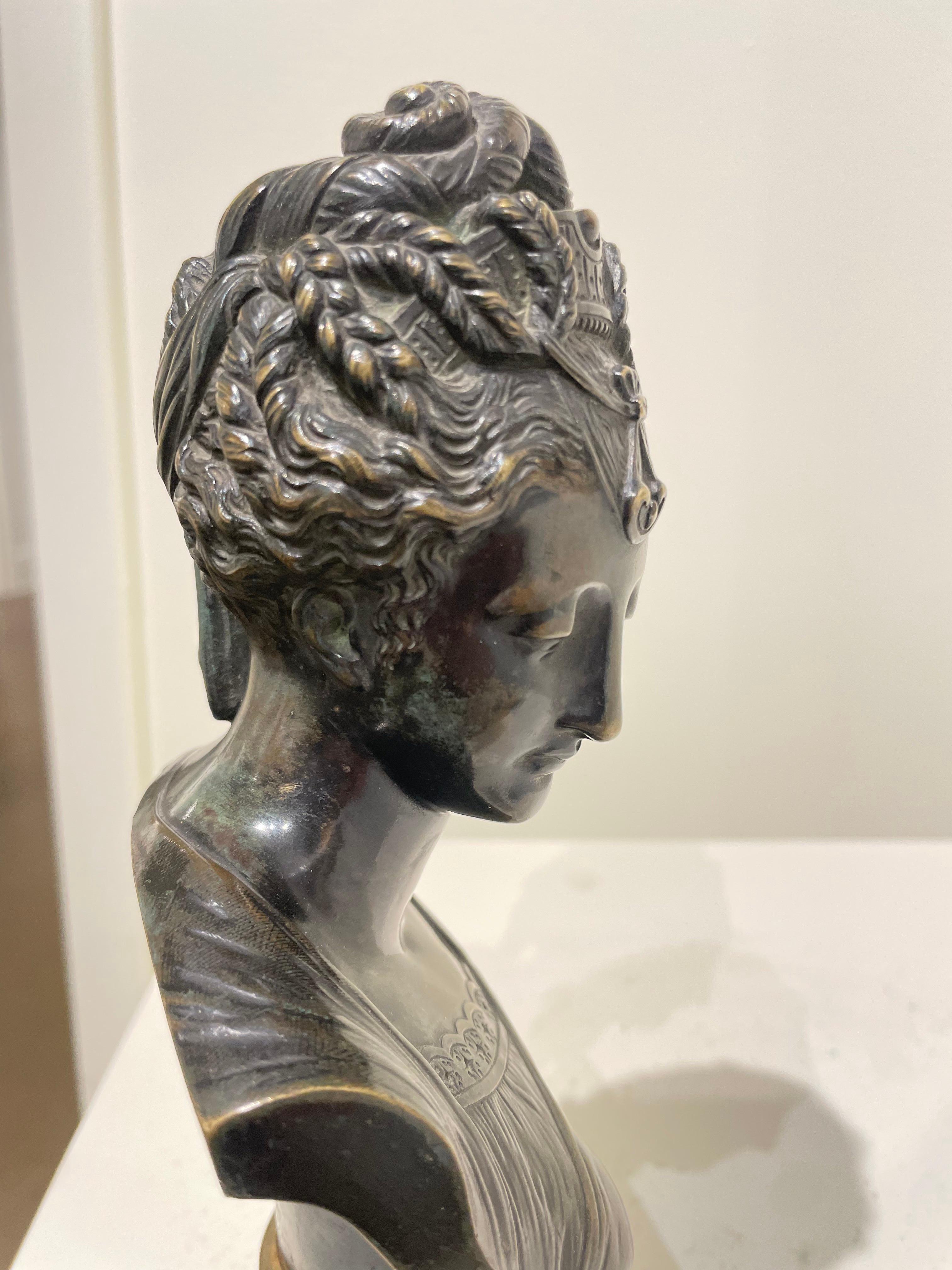 Bust of Diane de Poitiers, Bronze sculpture of French Noblewoman For Sale 4