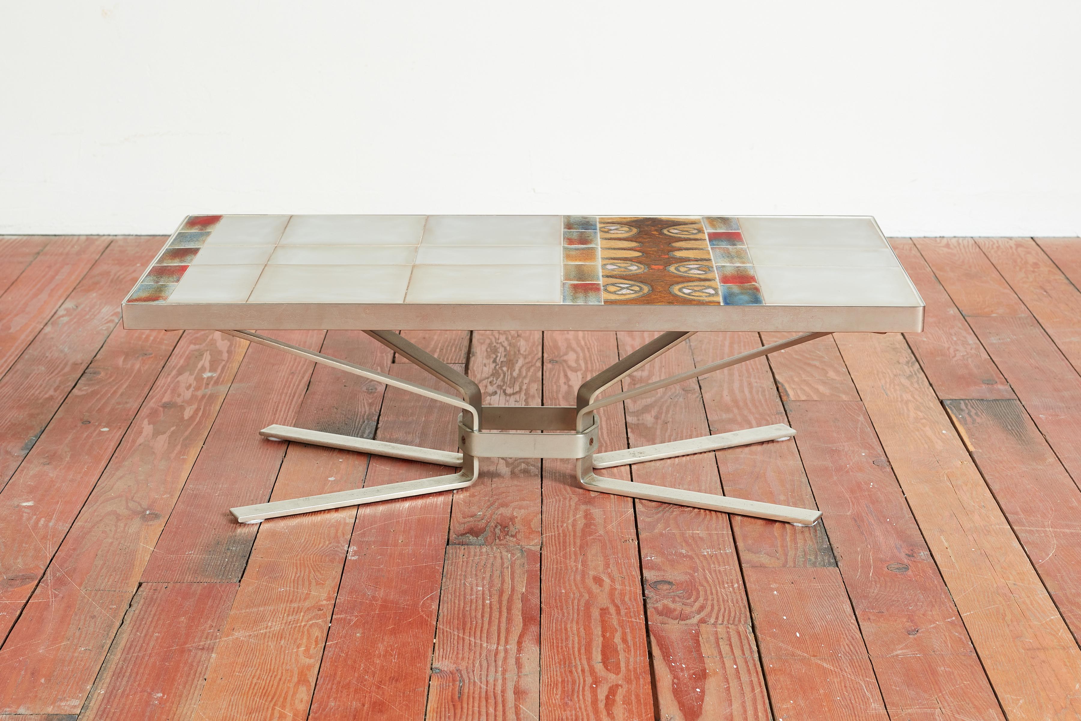 Merveilleuse table basse de l'artisan Jean Gregorieff - France, années 1970
Carreaux de céramique peints à la main dans une belle palette de couleurs 
Base lourde en acier inoxydable.