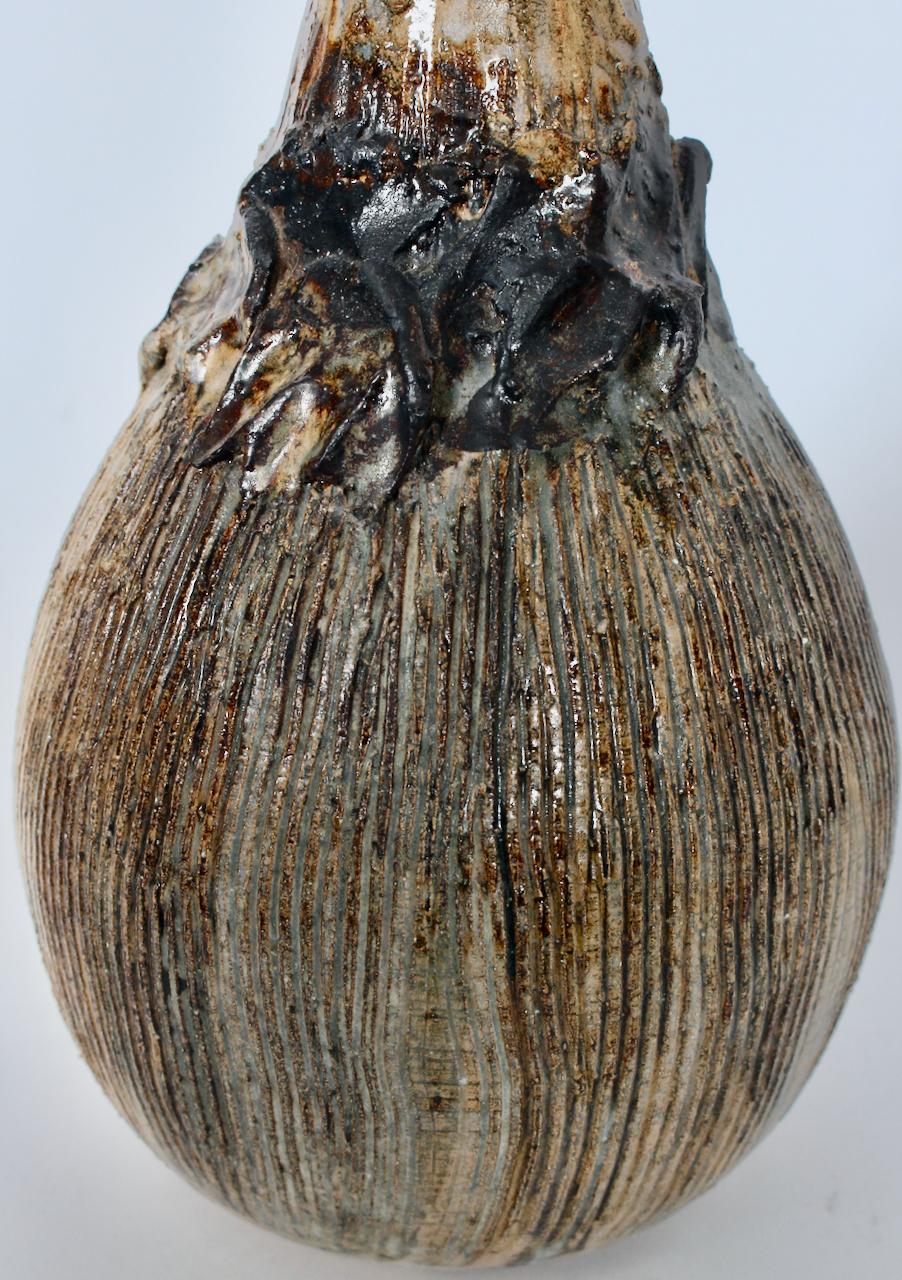 Vase en forme de bouteille Jean Hastings Art Studio Pottery en vente 2