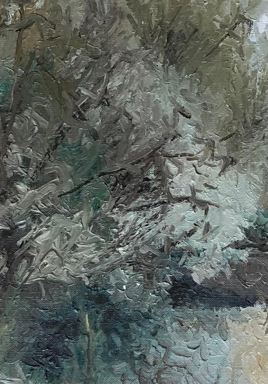 Obra sobre lienzo

Esta cautivadora obra ilustra un paisaje natural donde se mezclan la serenidad y la complejidad. La paleta de colores, dominada por tonos grises, verdes y azules, evoca una atmósfera apacible y melancólica. El denso follaje de los