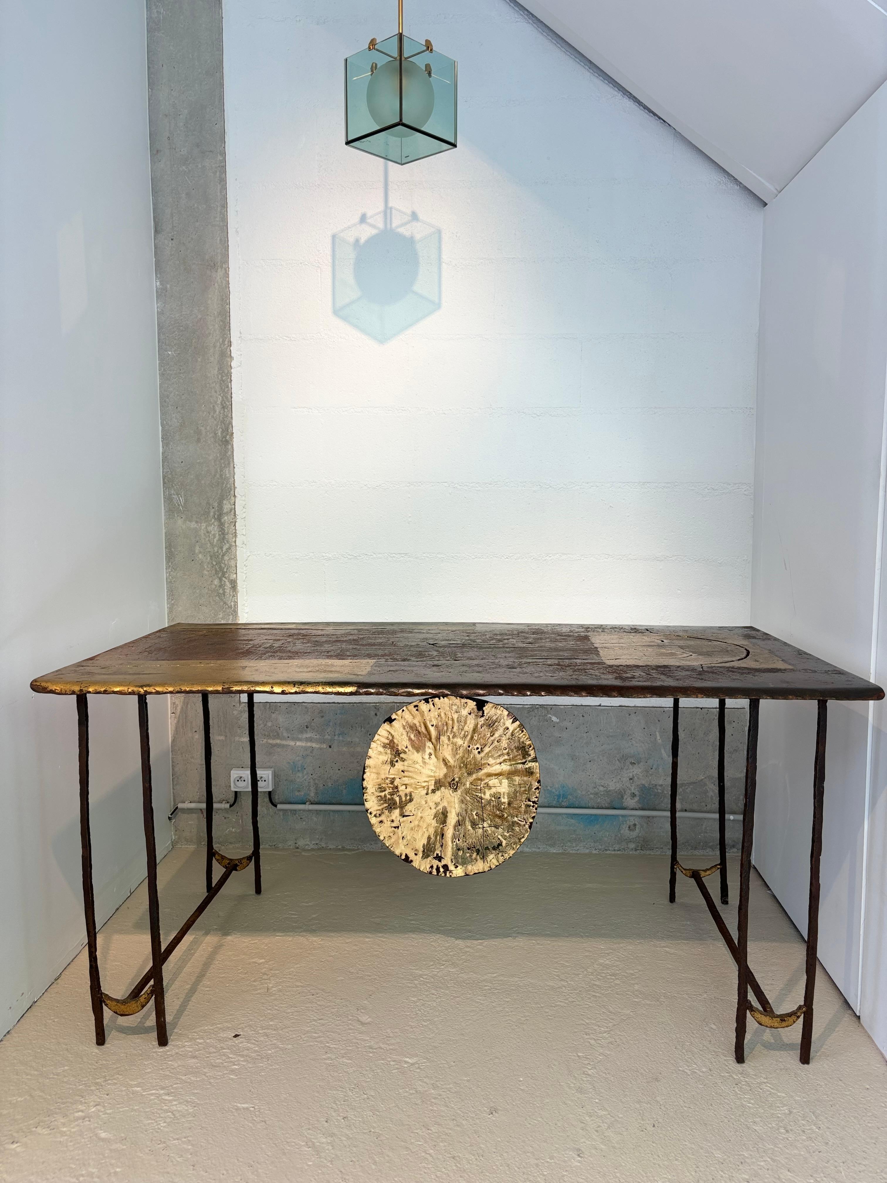Jolie bureau ou table par Jean-Jacques Argueyrolles en 1996. 
Caractéristique de son travail. Si tratta di una commessa speciale. 