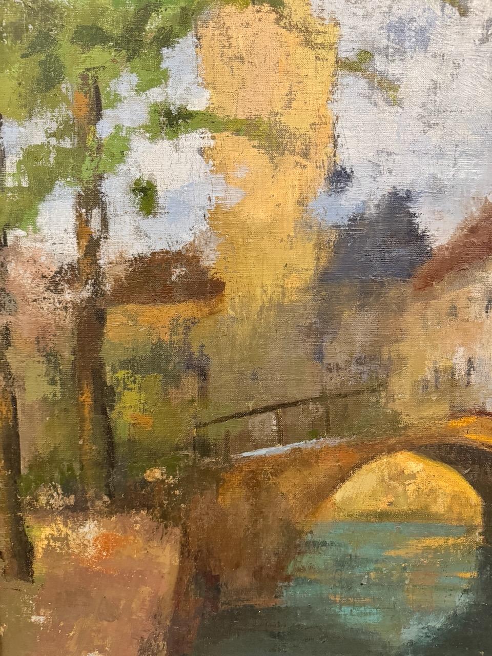 Questo olio su tela dell'artista Jean-Jacques Boimond (1930-1995) raffigura una scena pittoresca e tranquilla, probabilmente di Amsterdam, come indicato sul retro della tela dall'artista.
Il dipinto raffigura un ponte di pietra che attraversa un