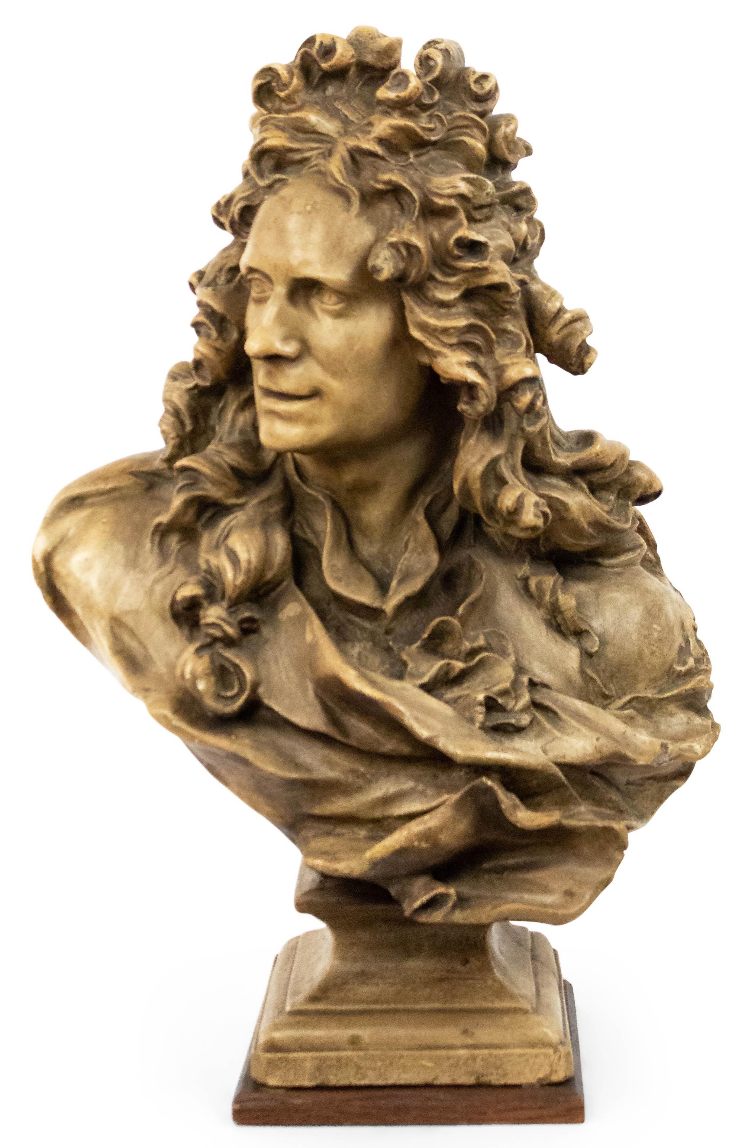 Busto in gesso francese a grandezza naturale di nobile del XVIII secolo su base quadrata (modello di Jean Jacques Caffieri 1725 - 1792/fine XIX secolo)