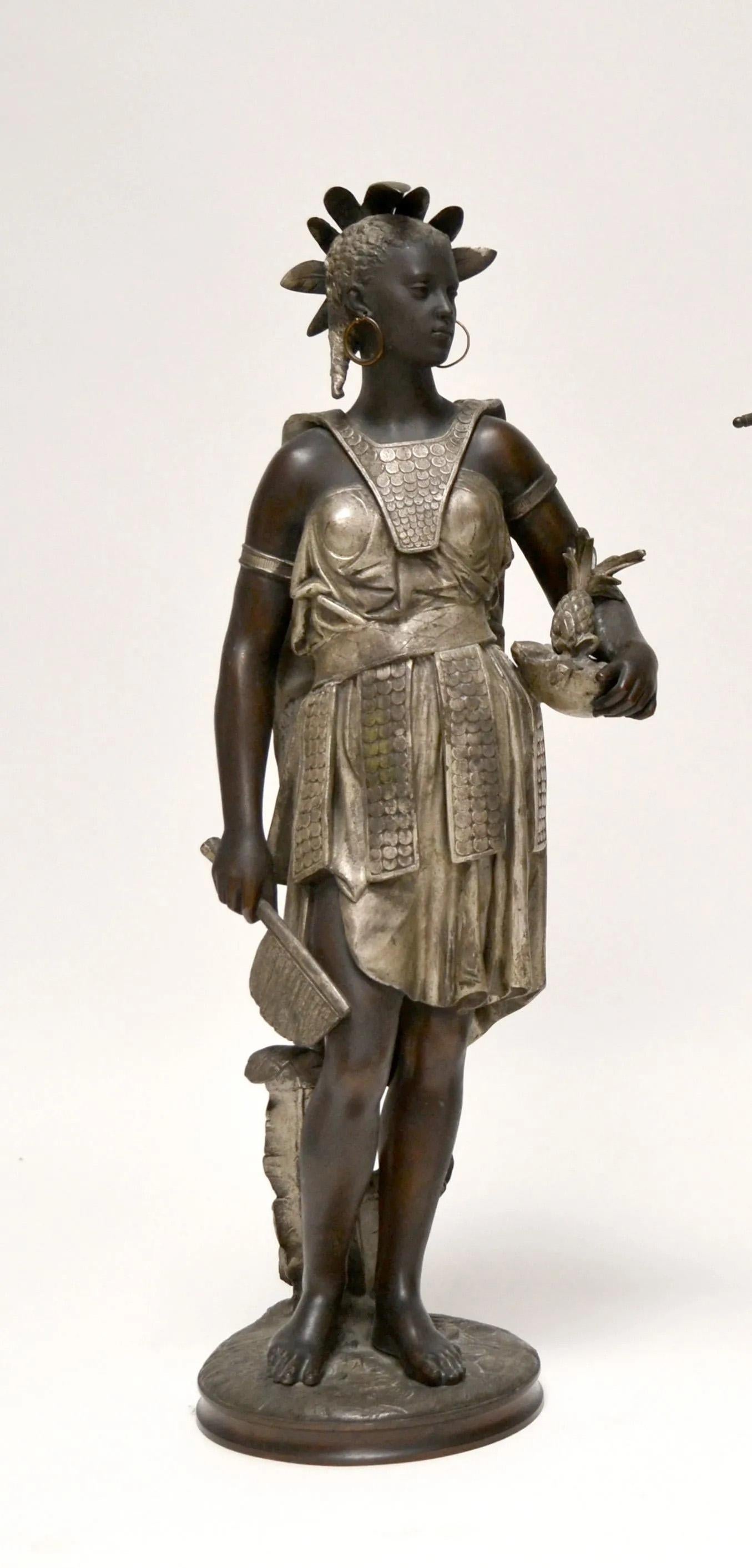 Jean Jules B. SALMSON (1823-1902) coppia di nativi americani; spelta con patina nera e argento, firmata. (Mancano gli orecchini e lo scudo dell'uomo, alcuni segni di usura, piccolo incidente a una piuma). Misure: H. 53 e 54 cm.