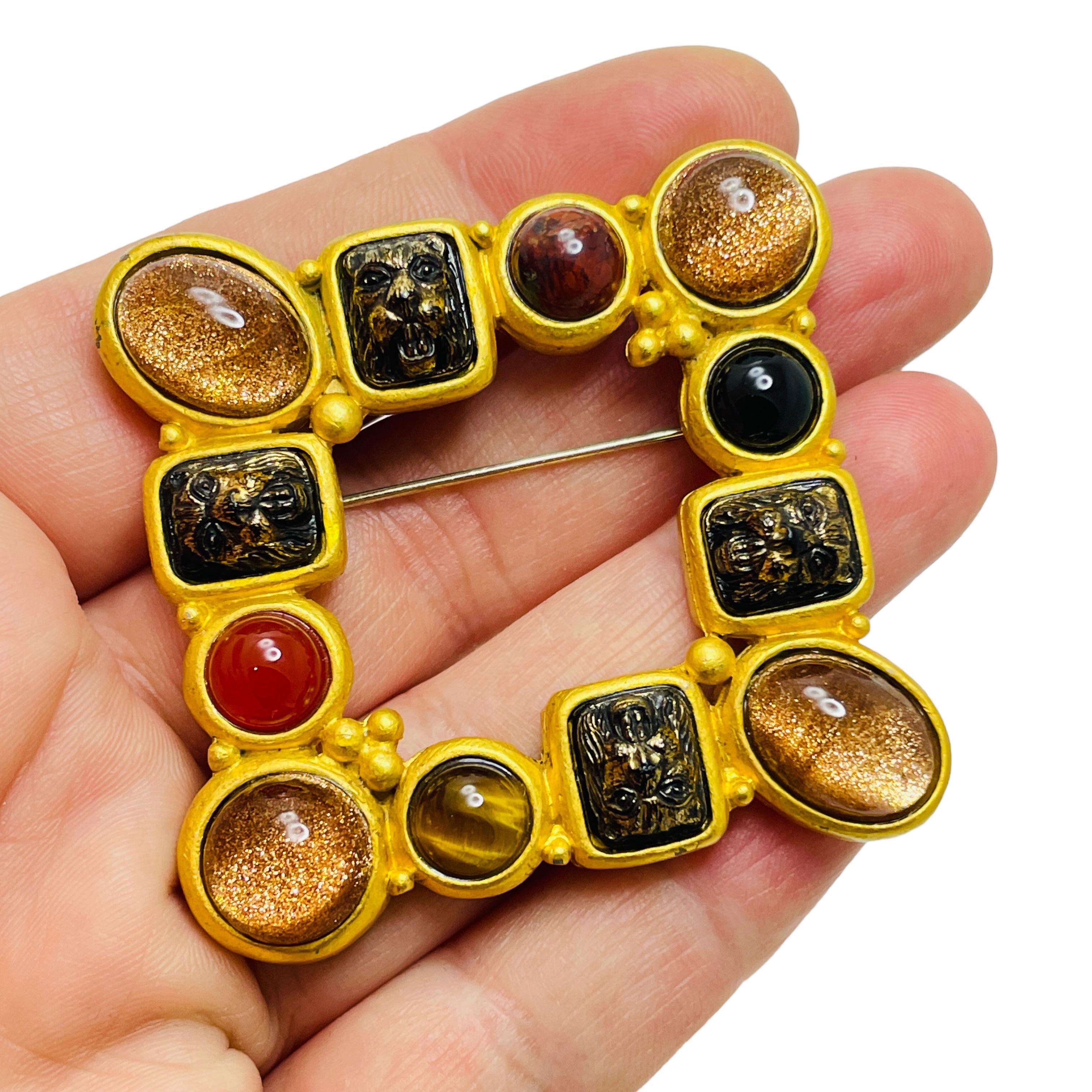 DÉTAILS

• signé JEAN & KUNIKO NEW YORK

• ton or avec fausses pierres 

• Broche design/One vintage

MESURES

• 

CONDITION

• excellent état vintage avec des signes d'usure minimes

❤️❤️ BIJOUX DE CRÉATEUR VINTAGE ❤️❤️
❤️❤️ ALEXANDER'S BOUTIQUE