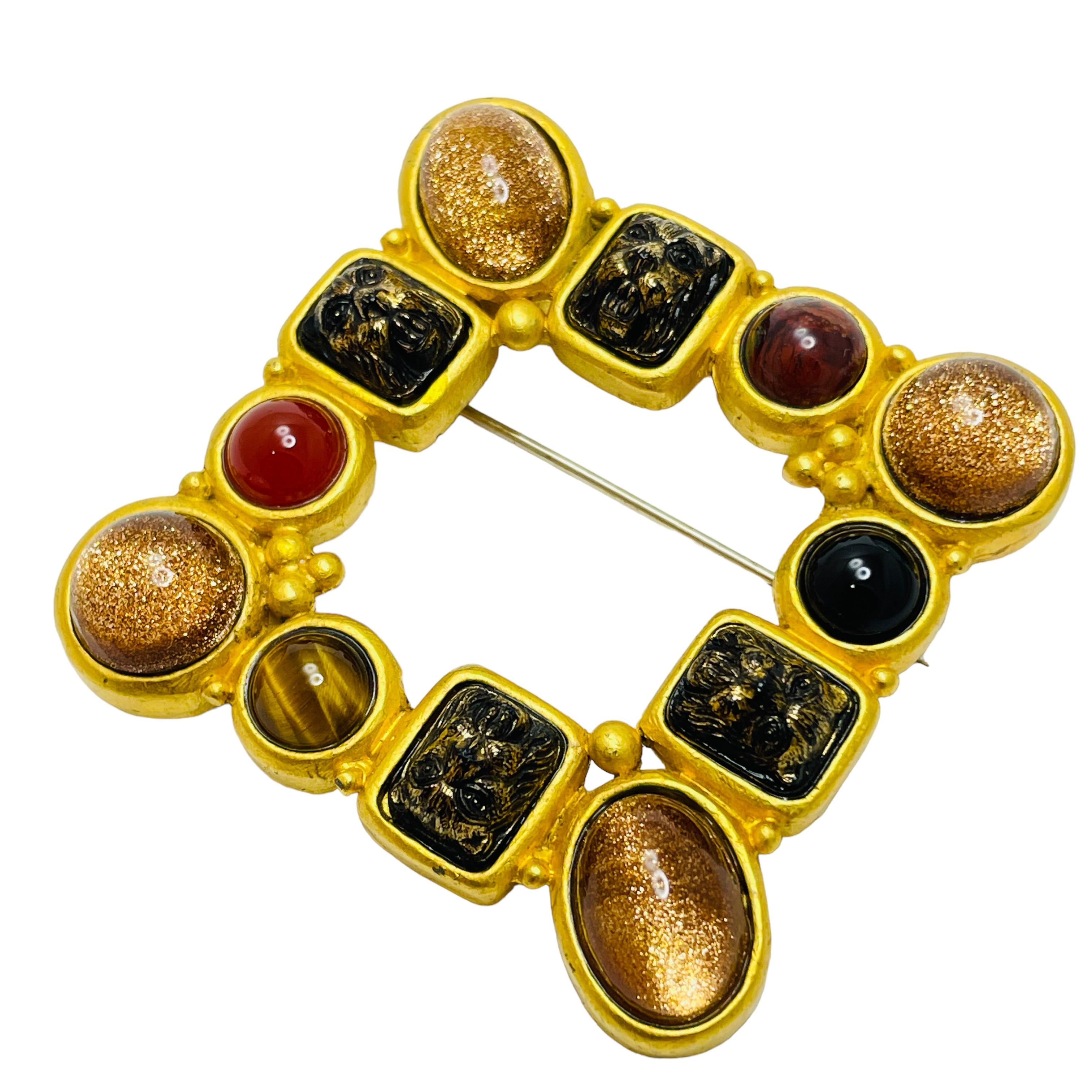 JEAN & KUNIKO NEW YORK broche de style étrusque en or et fausses pierres massives Unisexe en vente