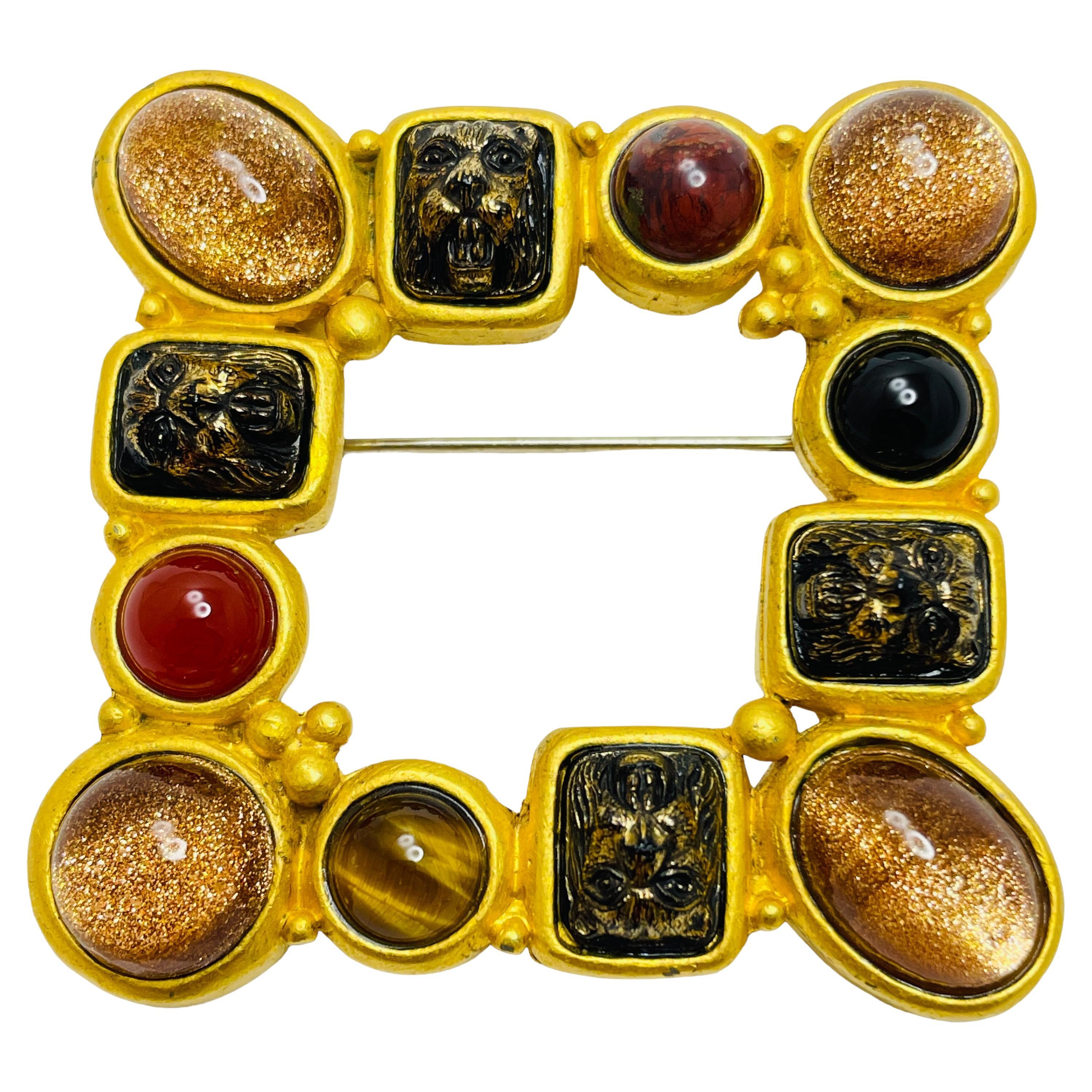 JEAN & KUNIKO NEW YORK broche de style étrusque en or et fausses pierres massives en vente