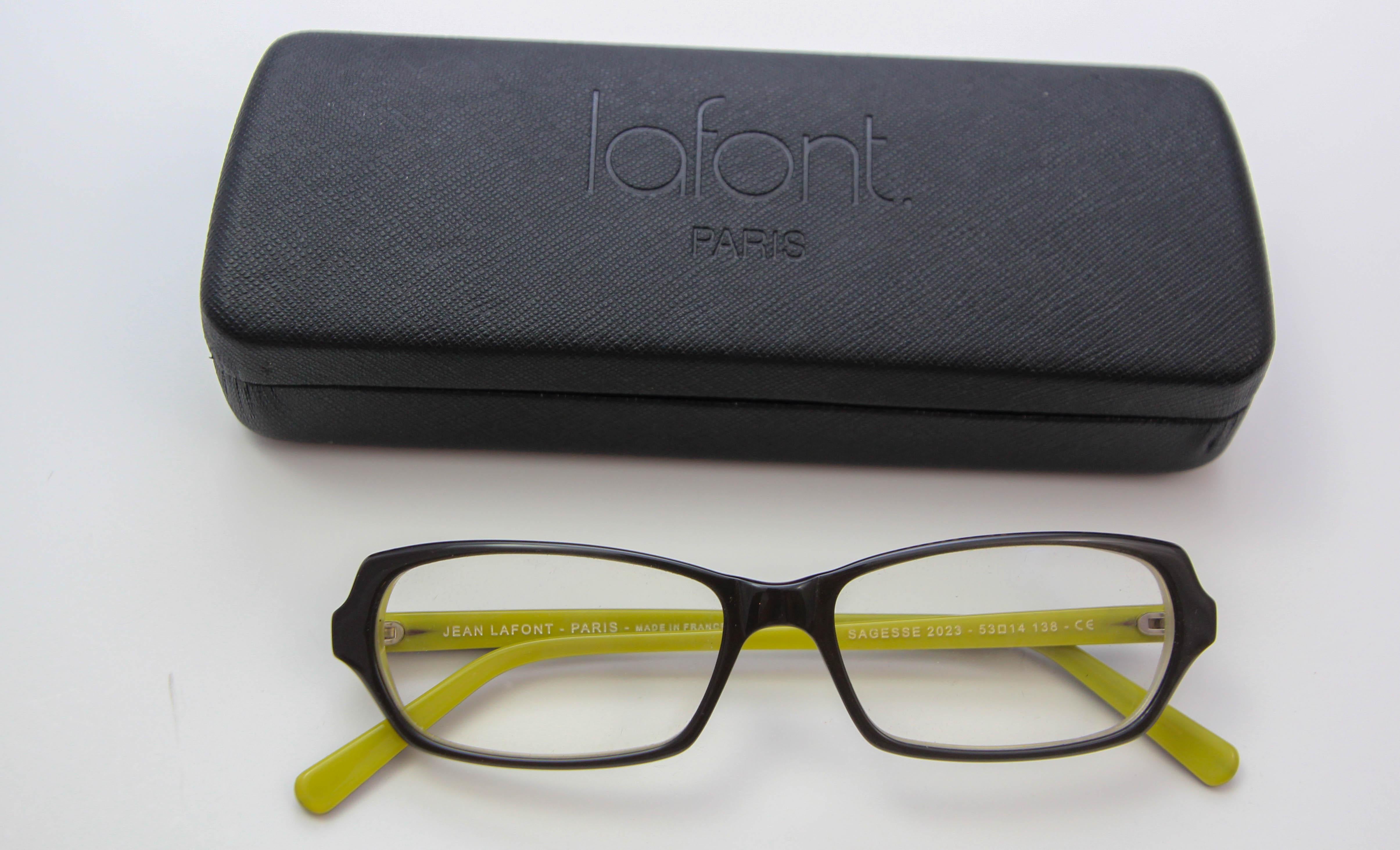JEAN LAFONT France black and yellow eyeglasses Frame.
Get that subtle cunning look in this semi cat eye shape.
Jean Lafont Paris luxury eyewear whimsical black lucite exterior is accented with yellow lucite interior with silver-tone hardware as well