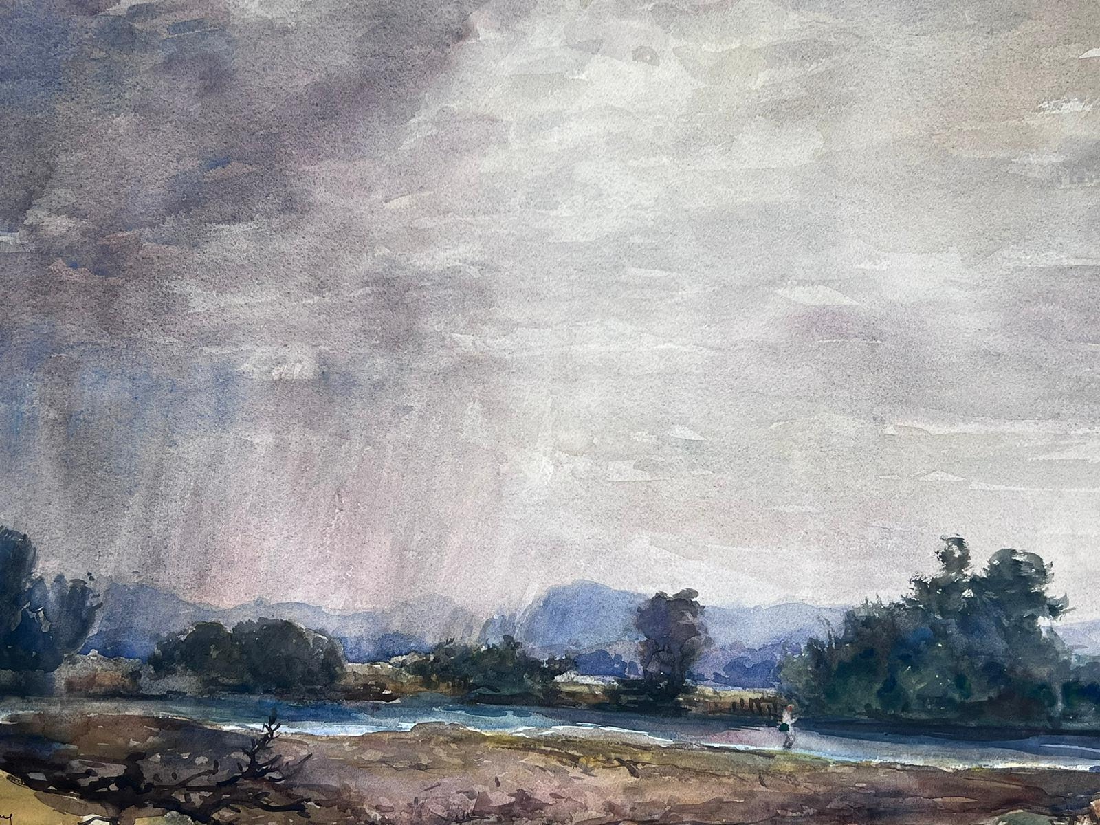Peinture française du milieu du 20e siècle, signée, nuages gris au-dessus d'un lac de pêche en vente 1