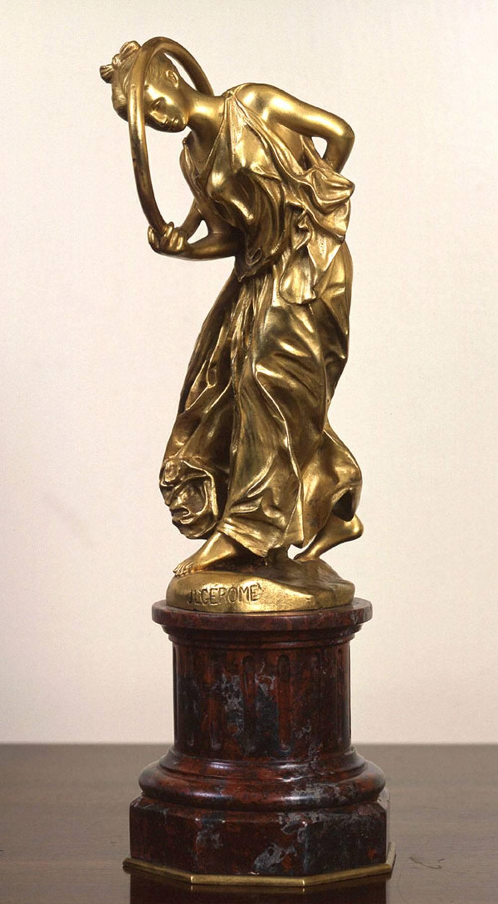 JEAN-LÉON GÉRÔME
Französisch, 1824-1904

Reifentänzerin (La Joueuse de Cerceau)

Gestempelte Siot-Decauville Gießerei
Vergoldete Bronze
9 Zoll (23 cm) ohne Sockel; 13 Zoll (33 cm) mit Sockel    

Diese auf 1891 datierte Figur wurde von Gérôme auf