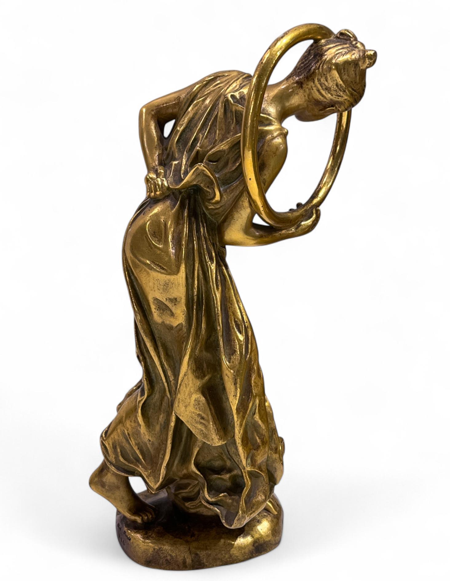 Jean-Léon Léon

Français

1824 - 1904

La Joueuse De Cerceau - The Hoop Dancer

Une mini statue féminine en bronze doré représentant une jeune danseuse de cerceaux, inspirée d'un trésor de statuettes antiques en terre cuite découvertes sur le site