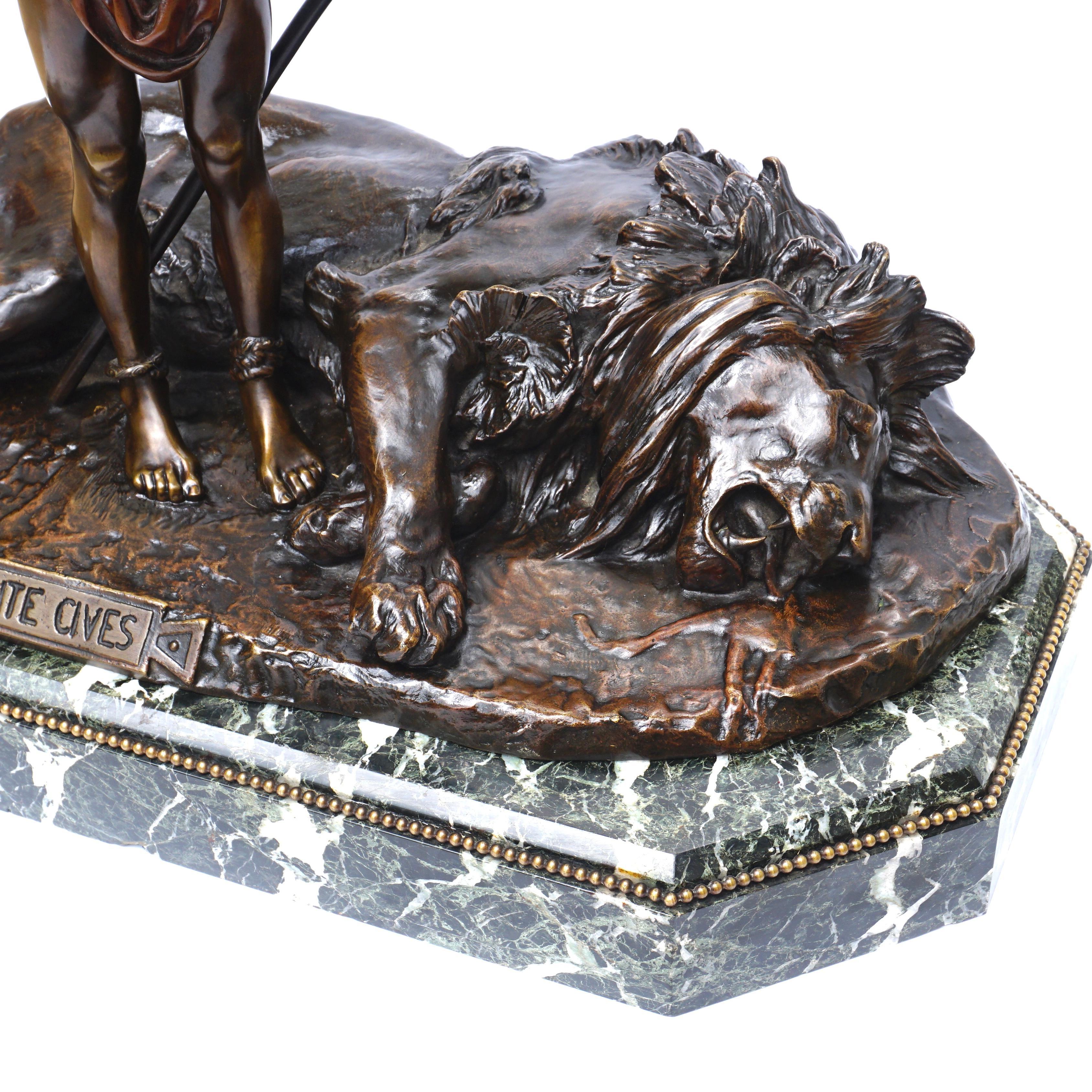 Jean-Léon Gérôme (1824 - 1904) FRANCESE
BELLUAIRE O PLAUDITE CIVES. 

Questa scultura mostra la scena di un colosseo romano dove un gladiatore ha appena terminato la sua battaglia con un grande leone. L'omone vestito con un perizoma e un'armatura
