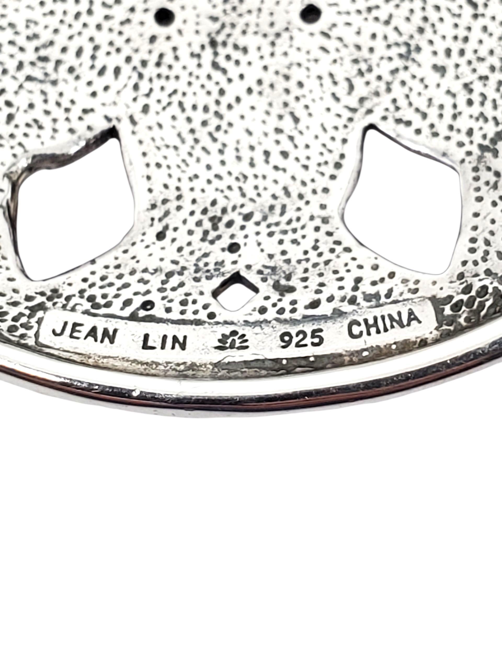 Ciondolo a cupola floreale in corallo rosso in argento 925 di Jean Lin

Questo bellissimo ciondolo a forma di cupola di Jean Lin è realizzato in argento sterling con vibranti cabochon di corallo rosso incastonati in un ornato motivo floreale con una