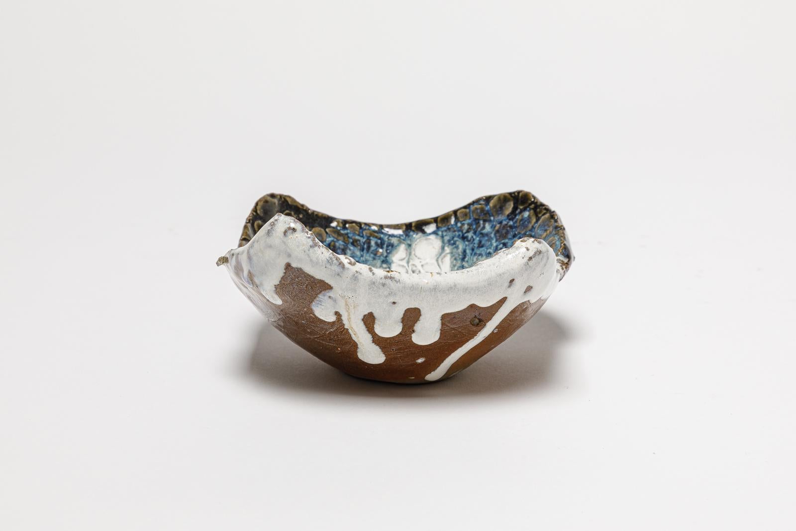 Jean Linard

Realizado en La Borne hacia 1970

Plato o vide poche de cerámica azul, negra y blanca 

Firma hecha a mano bajo la base

Altura 8 cm
Grande 16 cm