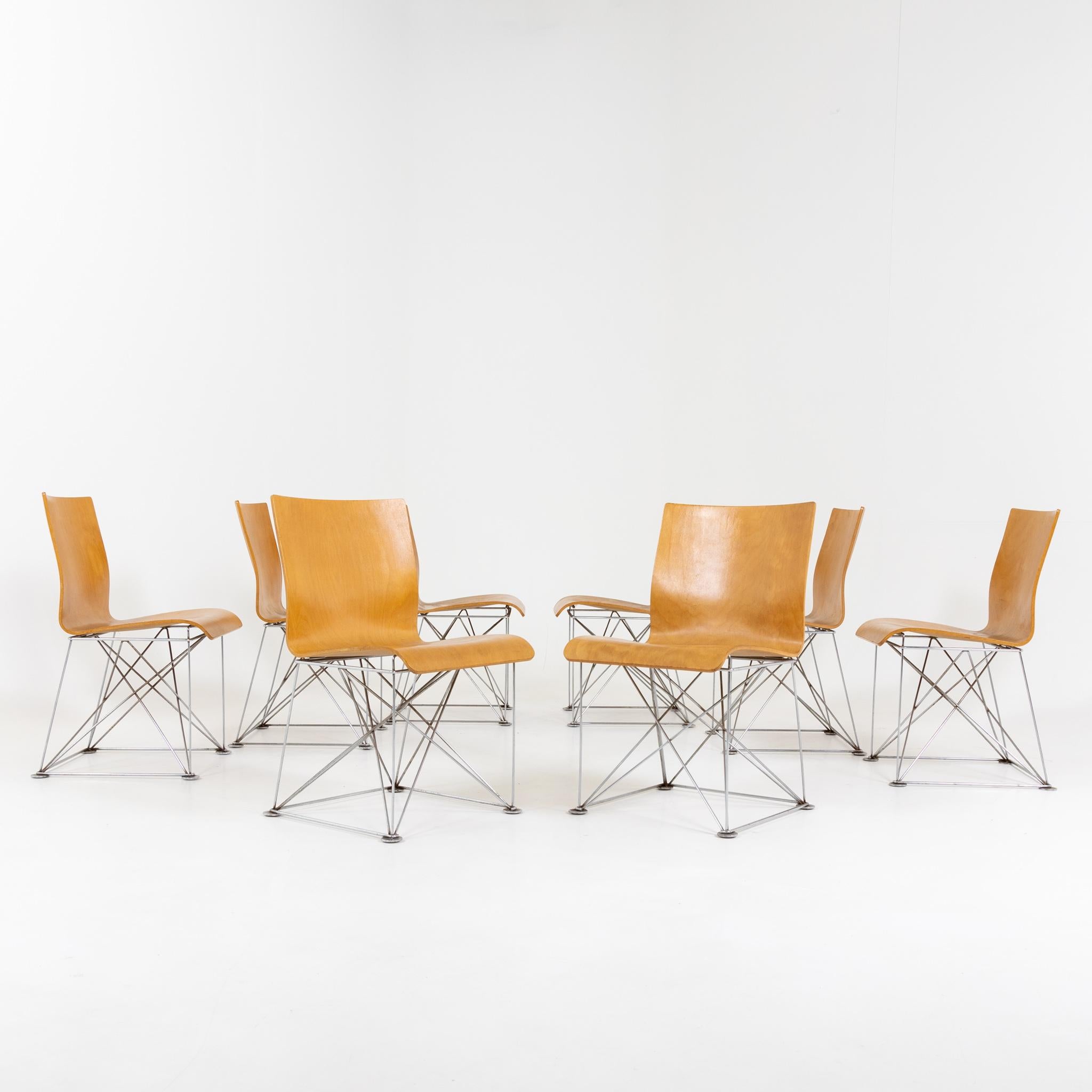 Ensemble de huit chaises Jean Louis Berthet en parfait état d'origine, en bois clair.
