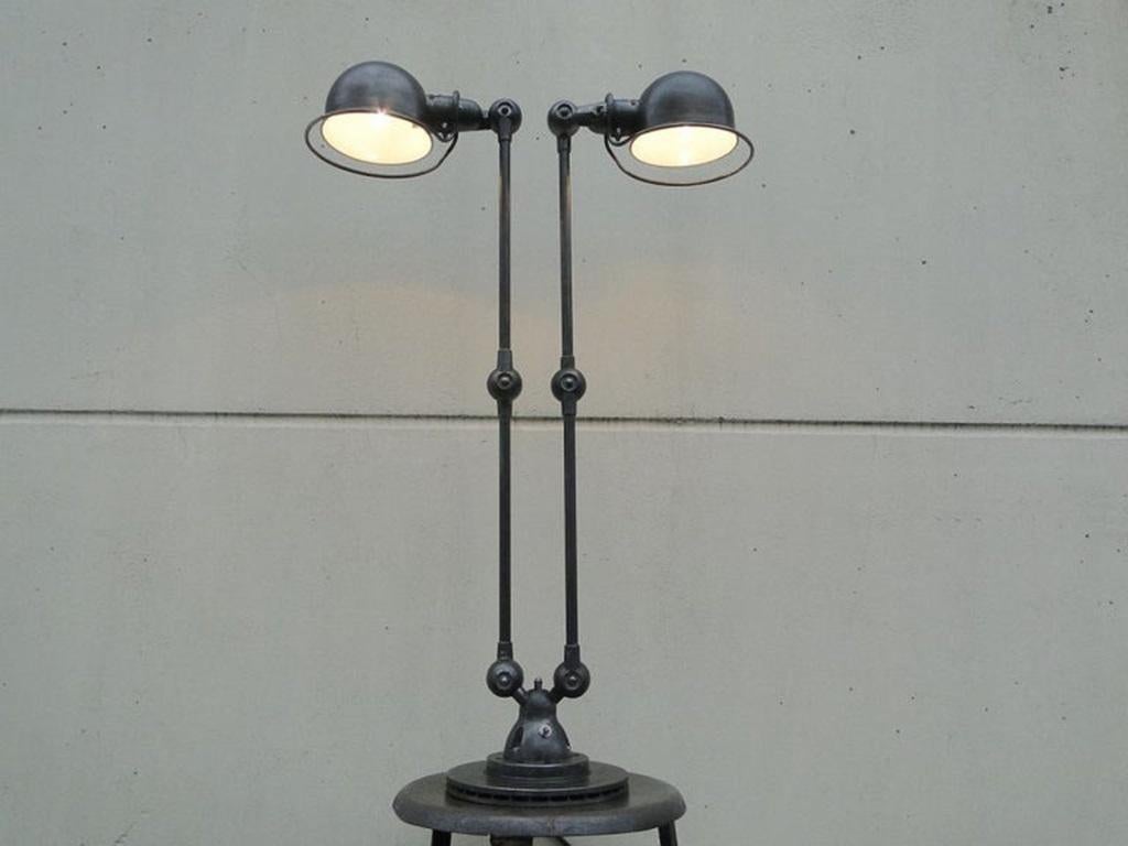 2 x 2 armé JIELDE lampadaire Lampe de lecture 

Lampe en graphite français

Conçu par Jean-Louis Domecq au début des années 1950


Lampe Jielde ORIGINALE, restaurée professionnellement dans notre atelier

L'intérieur de l'abat-jour est recouvert