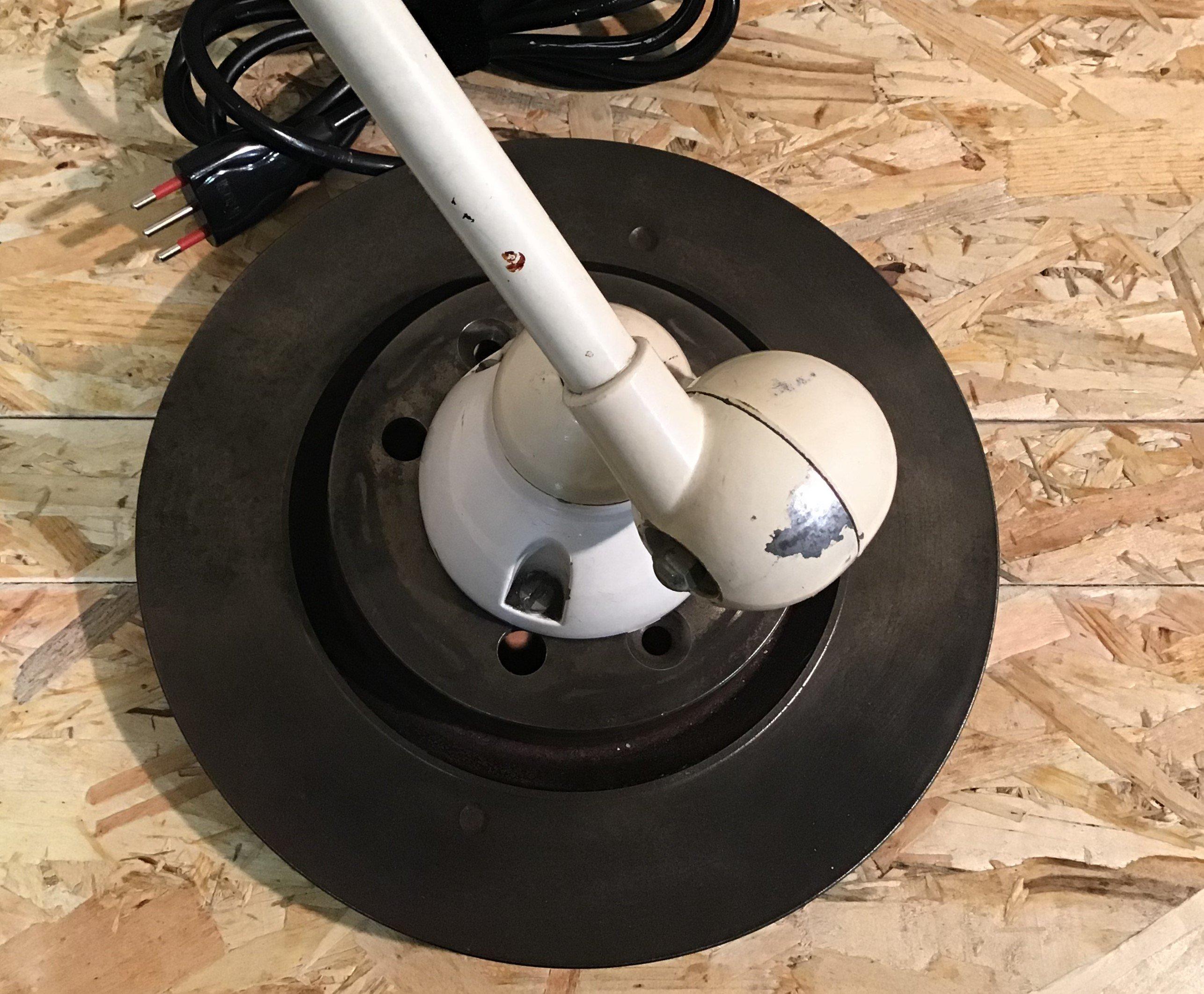 Eine Ikone...
Zweiarmige Lampe von Jieldé.
Die weiße Farbe ist im Laufe der Zeit verwittert und hat sich zu einem verblassten Cremeton entwickelt.
Vollständig original und gekennzeichnet wie in der Werkstatt gefunden.
Denn diese Lampe ist kein