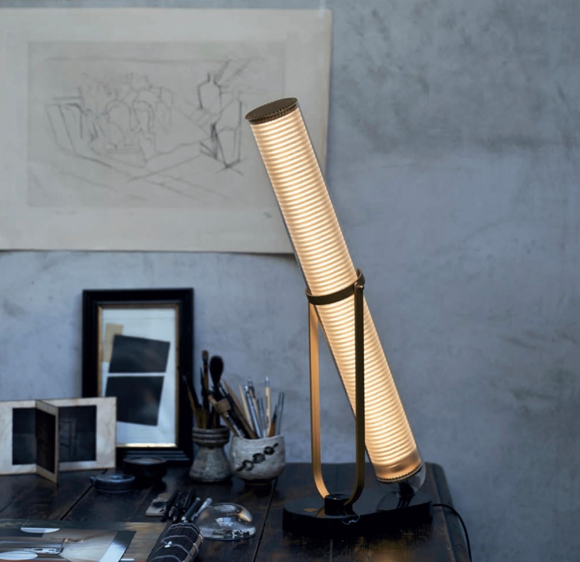 Lampada da tavolo e da terra di Jean-Louis Frechin 'La Lampe Frechin' per DCW Editions Francia. Nuovo, produzione attuale.

Un Luminaire tra scienza e magia. Giocando con i contrasti tra materialità e immaterialità, presenza, assenza e rivelazione