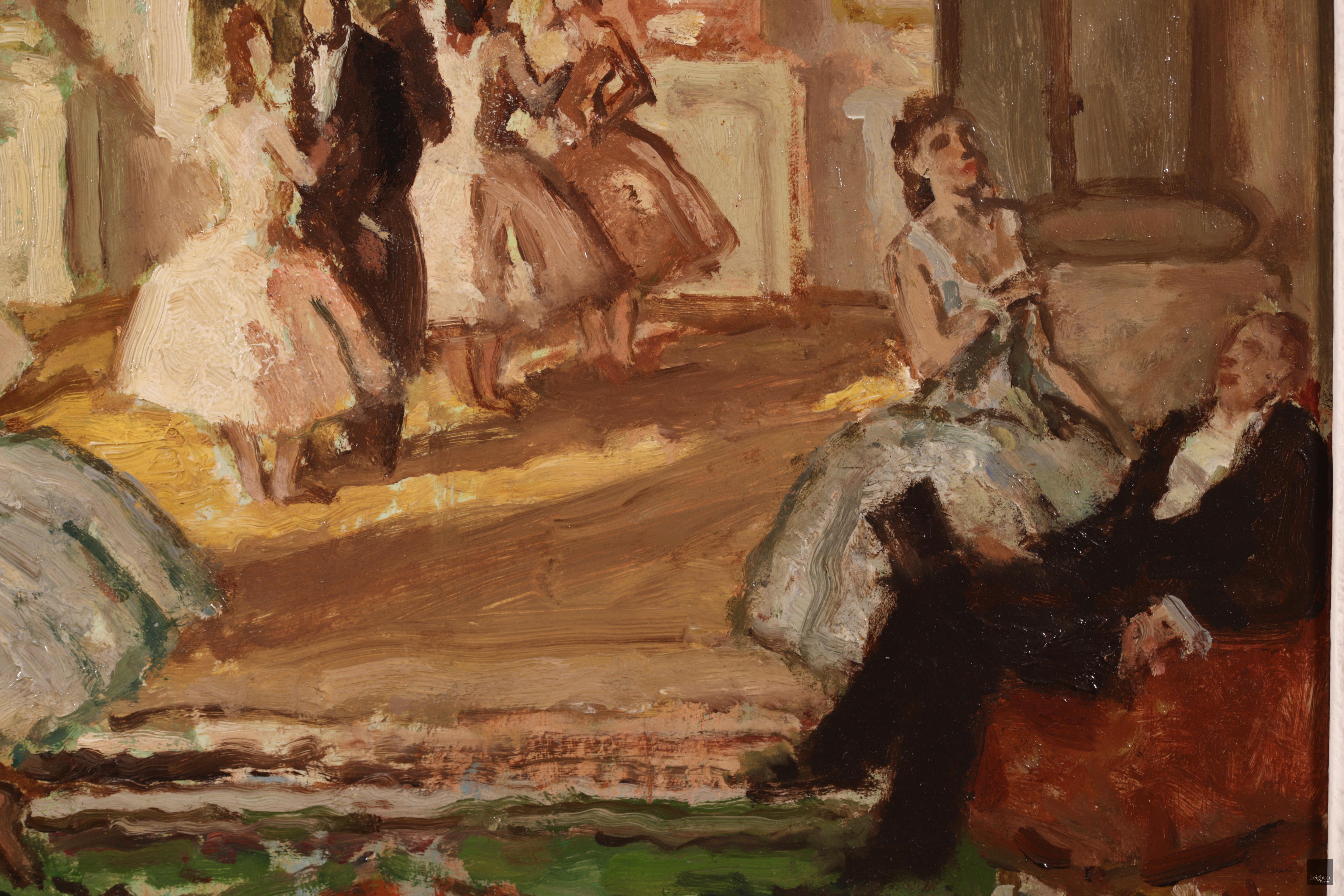 Olio figurativo post impressionista firmato su tavola del 1930 circa del pittore francese Marcel Cosson. L'opera raffigura delle signore in abito da ballo rosa e blu in piedi nel grande foyer di un teatro d'opera francese che conversano