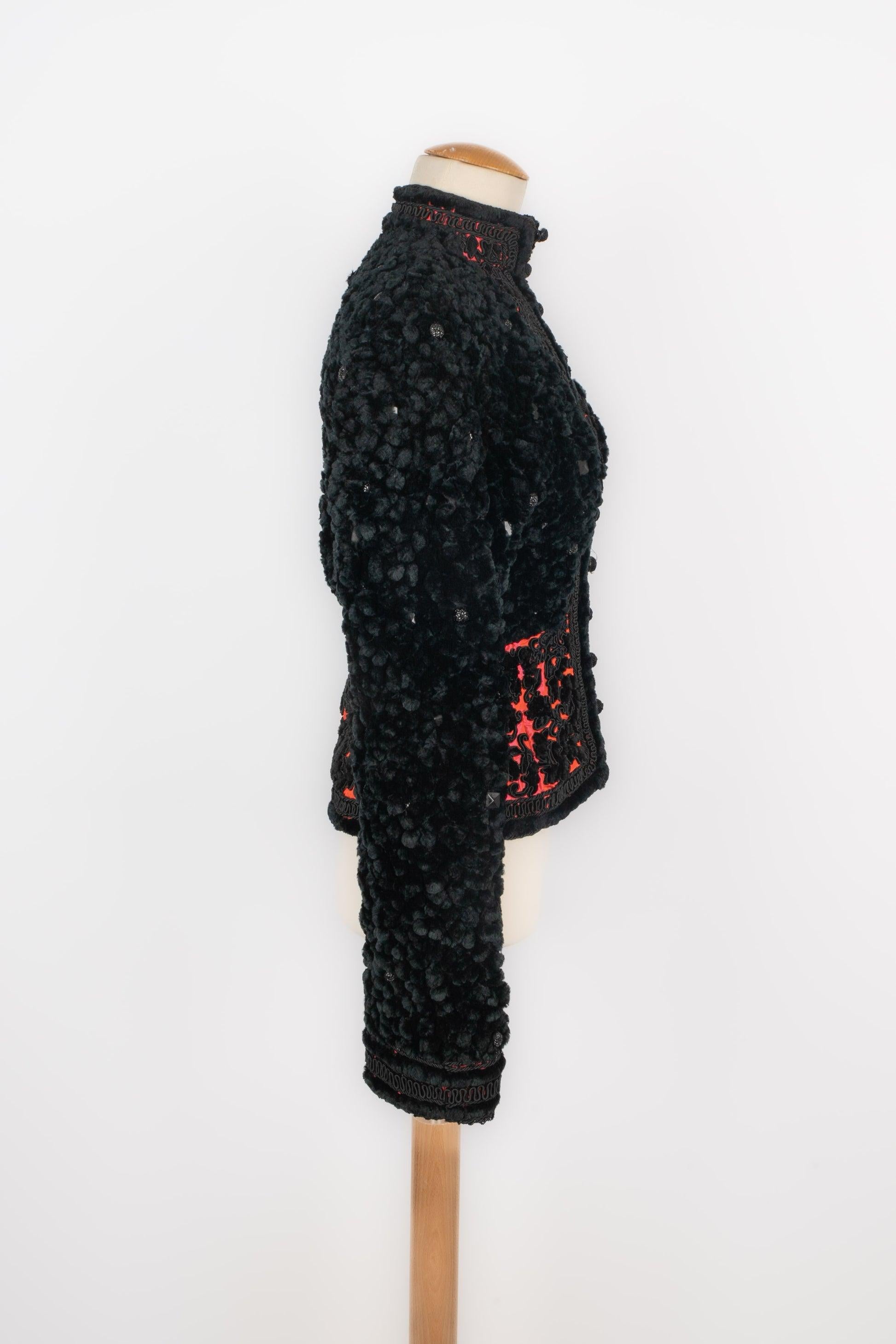 Jean-louis Scherrer -(Made in France) Black trimming long-sleeved jacket. No size indicated, it fits a 34FR/36FR. Haute Couture Collection.

Additional information:
Condition: Very good condition
Dimensions: Shoulder width: 40 cm - Chest: 45 cm -