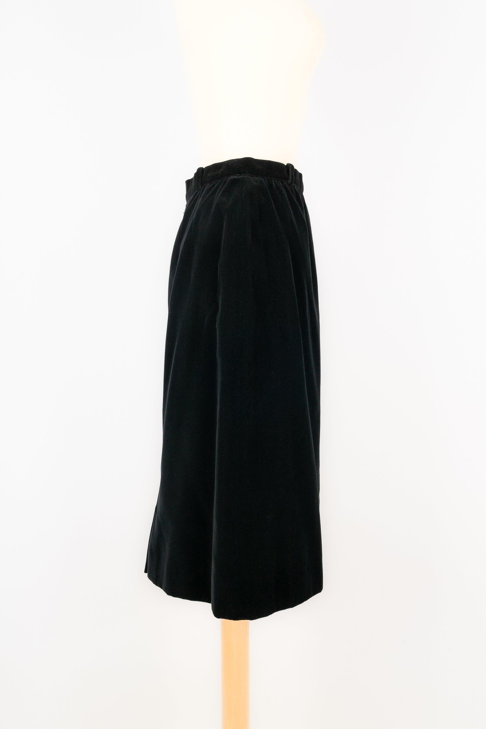 Jean-Louis Scherrer - (Made in France) Black velvet skirt. Size 40FR.

Additional information:
Condition: Very good condition
Dimensions: Waist: 32 cm - Length: 62 cm

Seller Reference: FJ136