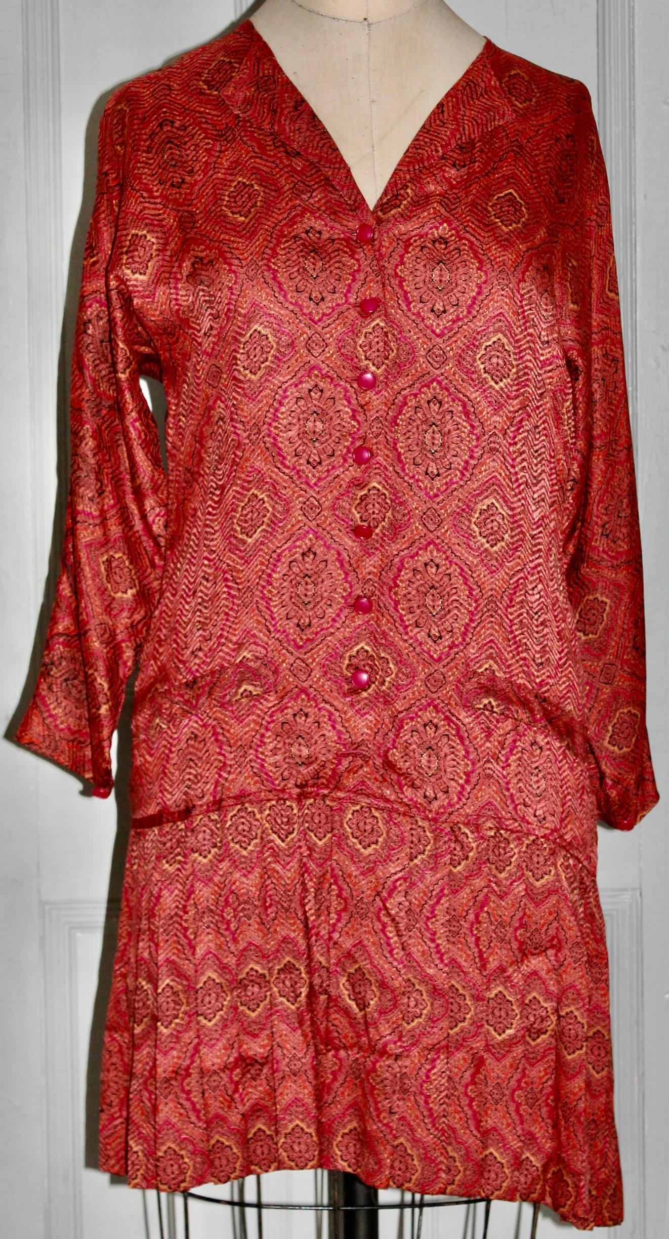Offering a Jean-Louis Scherrer Paris Silk Day Dress. Paisley print, top lined in black silk,
buttoned up front, US size 8.  A numbered Paris label (408309).
