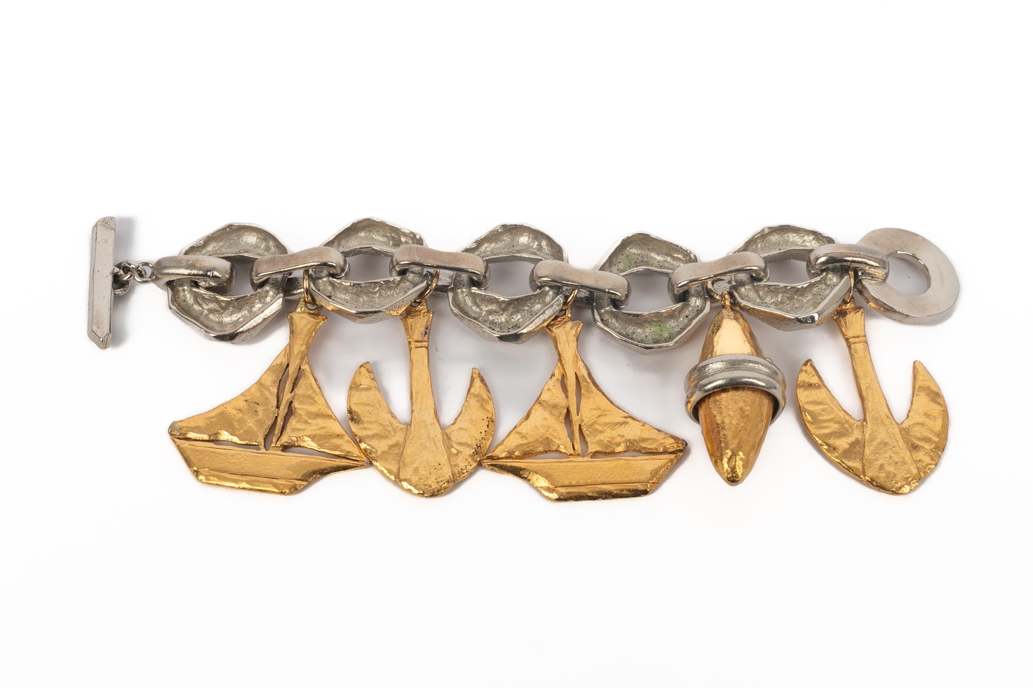 JEAN-LOUIS SCHERRER - Pulsera de cadena de metal plateado batido con charm de metal dorado batido.

Estado:
Muy buen estado

Dimensiones:
Longitud: 20 cm

SKU:BRA119