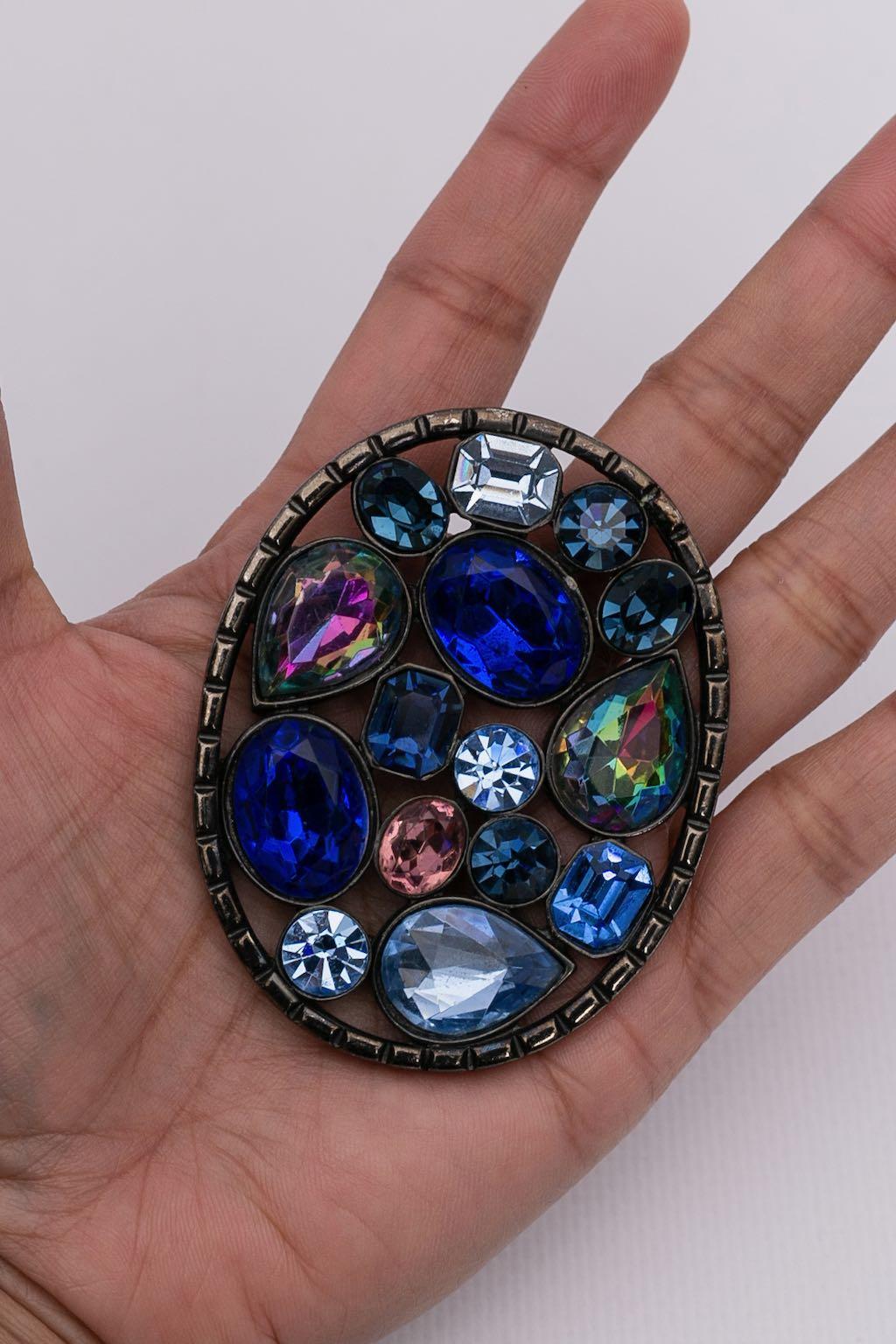 Jean-Louis Scherrer - Blackened metal brooch adorned with rhinestones.

Additional information:
Condition: Very good condition
Dimensions: Length: 6,5 cm (2,56 in) - Width: 5 cm (1,97 in)

Seller Reference: BR23

