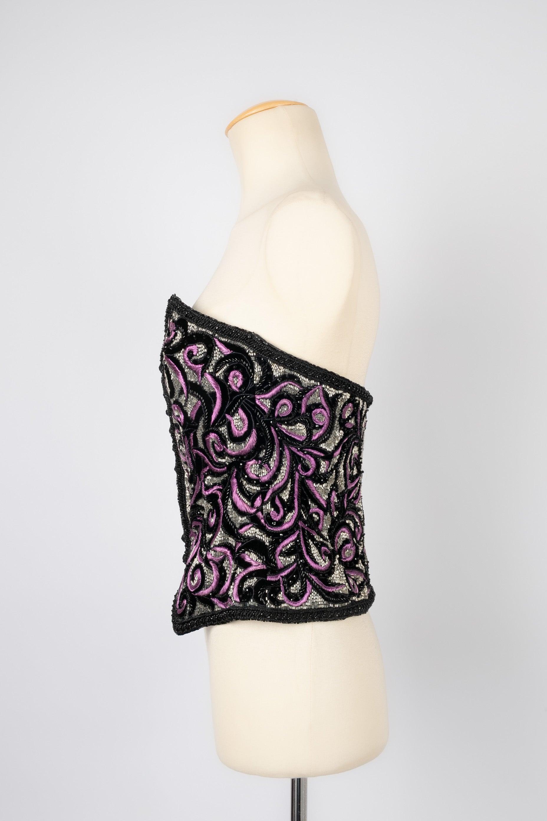 Jean Louis Scherrer - (Made in France) Bustier top entirely sewn with black, purple, and silvery pearls. No size indicated, it fits a 34/36FR.

Additional information:
Condition: Good condition
Dimensions: Chest: 77 cm - Waist: 67 cm - Length: 36