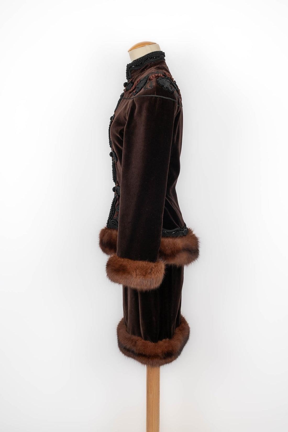 Jean-Louis Scherrer - (Made in France) Brown velvet suit trimmed with black trimmings and reddish brown lustred sable. No size nor composition label, it fits a 36FR/38FR.

Additional information:
Condition: Very good condition
Dimensions: Jacket: