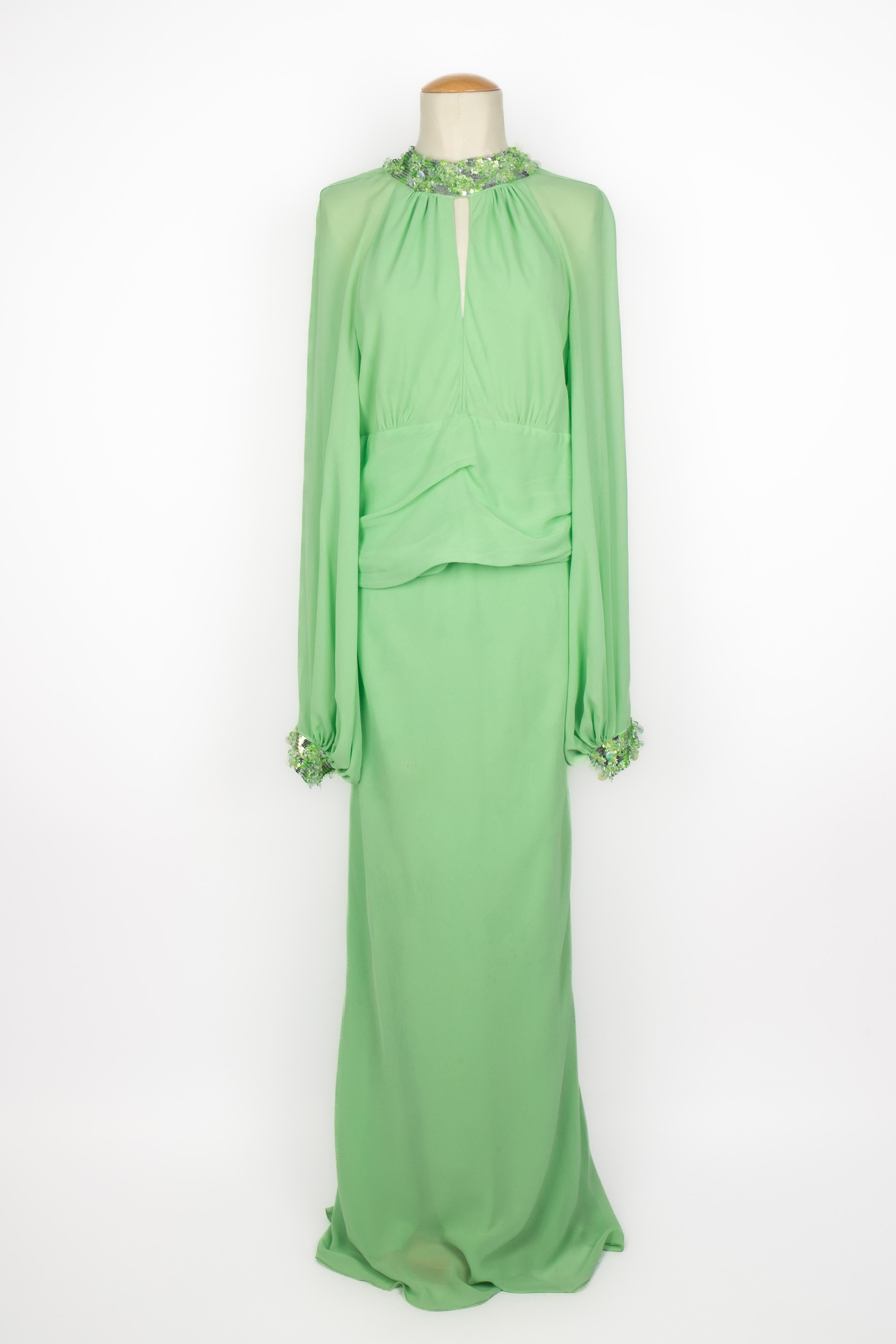 JEAN-LOUIS SCHERRER - (Fabriqué en France) Robe en soie de couleur vert pistache, bas de manches et collard brodés de paillettes et de perles. Taille 48FR indiquée, elle convient à un 44FR/46FR. A signaler quelques taches sur le devant de la