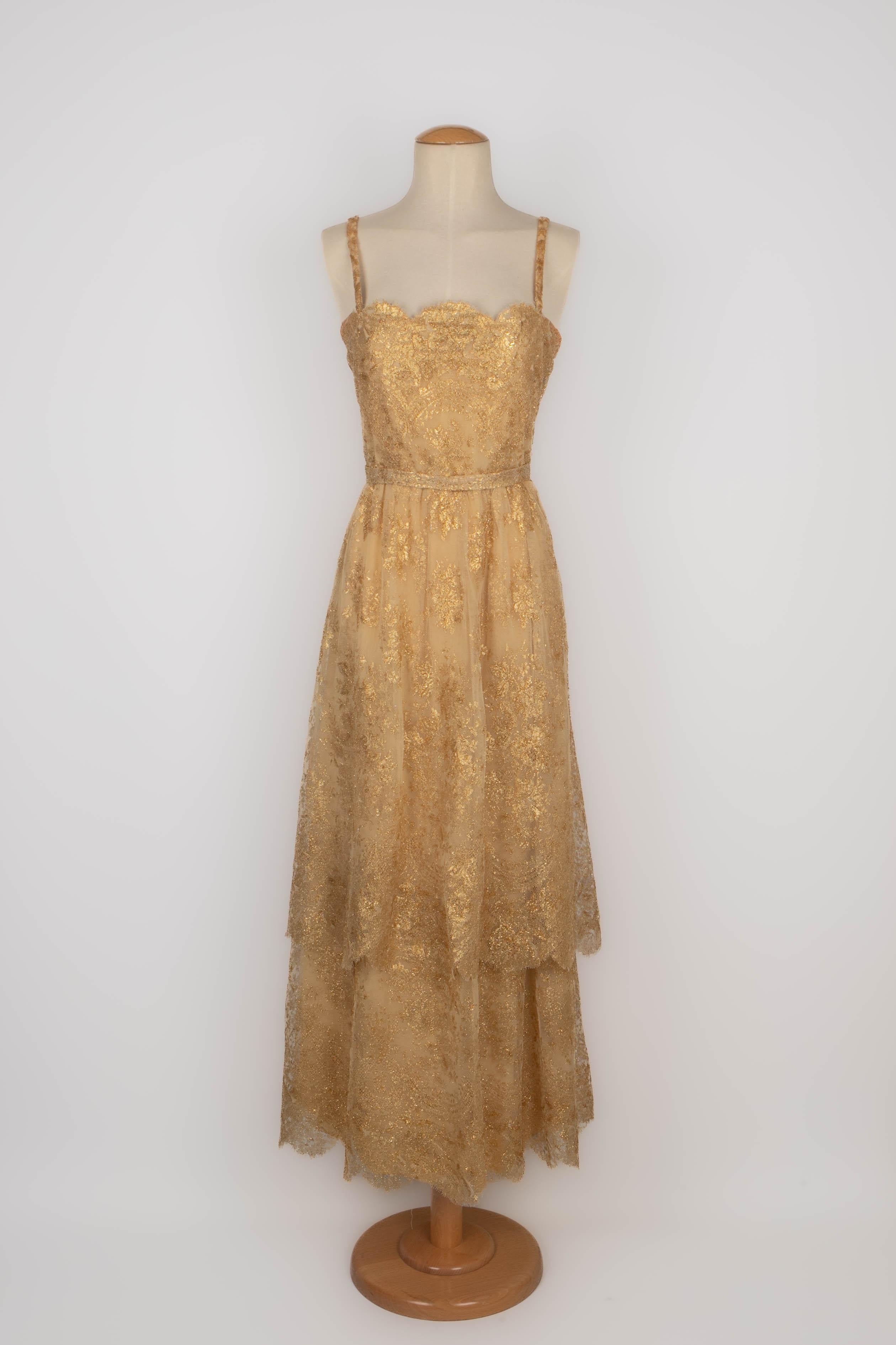 JEAN-LOUIS SCHERRER - (Fabricado en Francia) Vestido de noche de encaje mecánico dorado. Forro de seda. Sin etiqueta de talla ni composición, se ajusta a una 36FR. Colección de Alta Costura de finales de los años 80.

Estado:
Muy buen