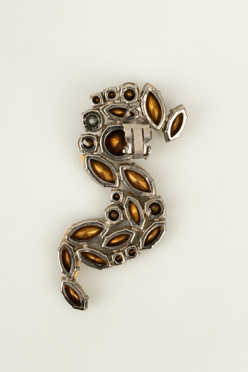 Jean-Louis Scherrer - Single earring in silvery metal ornamented with rhinestones. Unsigned jewelry from a défilé.

Additional information:
Condition: Very good condition
Dimensions: Height: 8 cm

Seller Reference: BO155