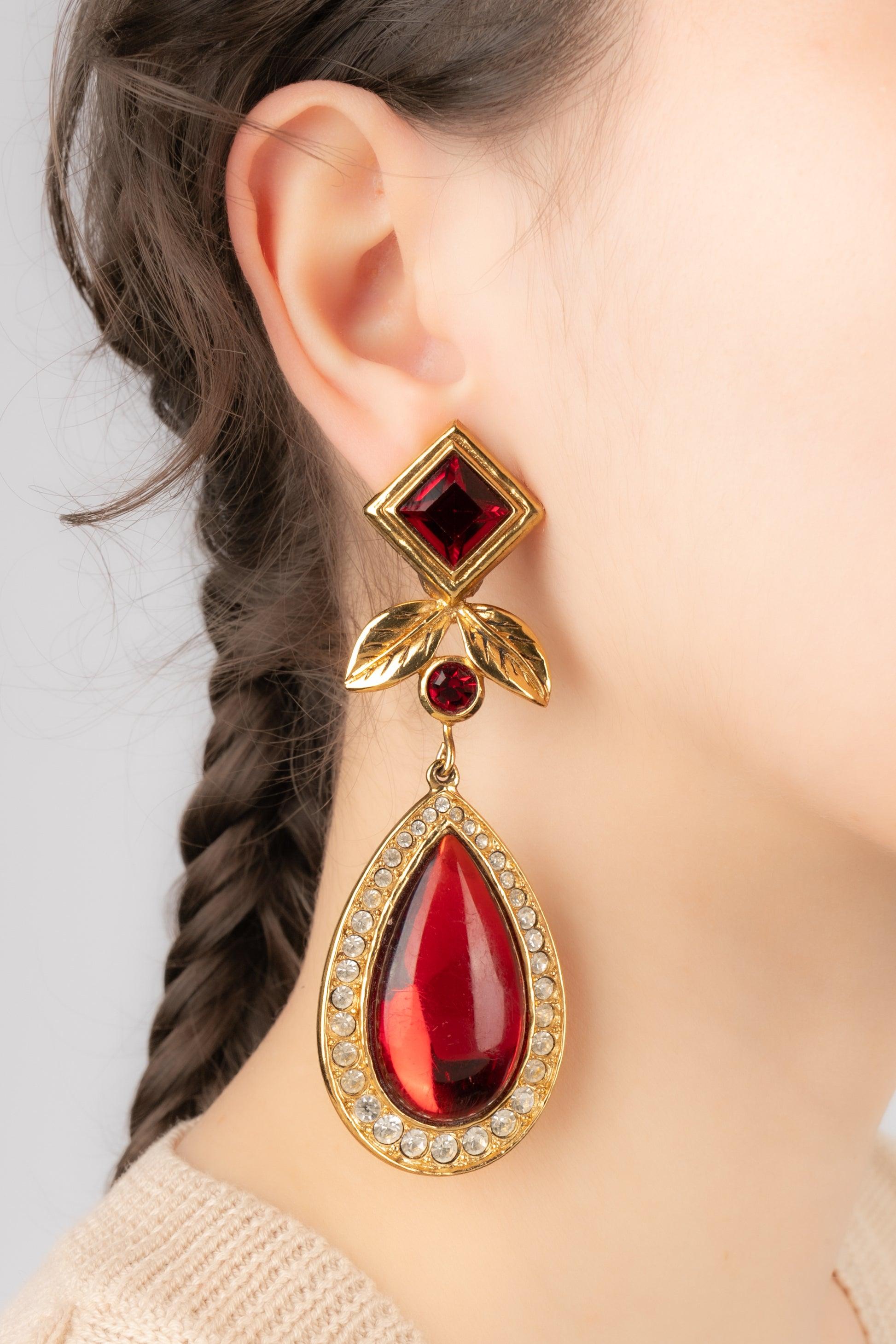 Jean-Louis Scherrer - (Made in France) Golden metal clip-on earrings with rhinestones and red resin cabochons.

Additional information:
Condition: Very good condition
Dimensions: Length: 10 cm

Seller Reference: BO351