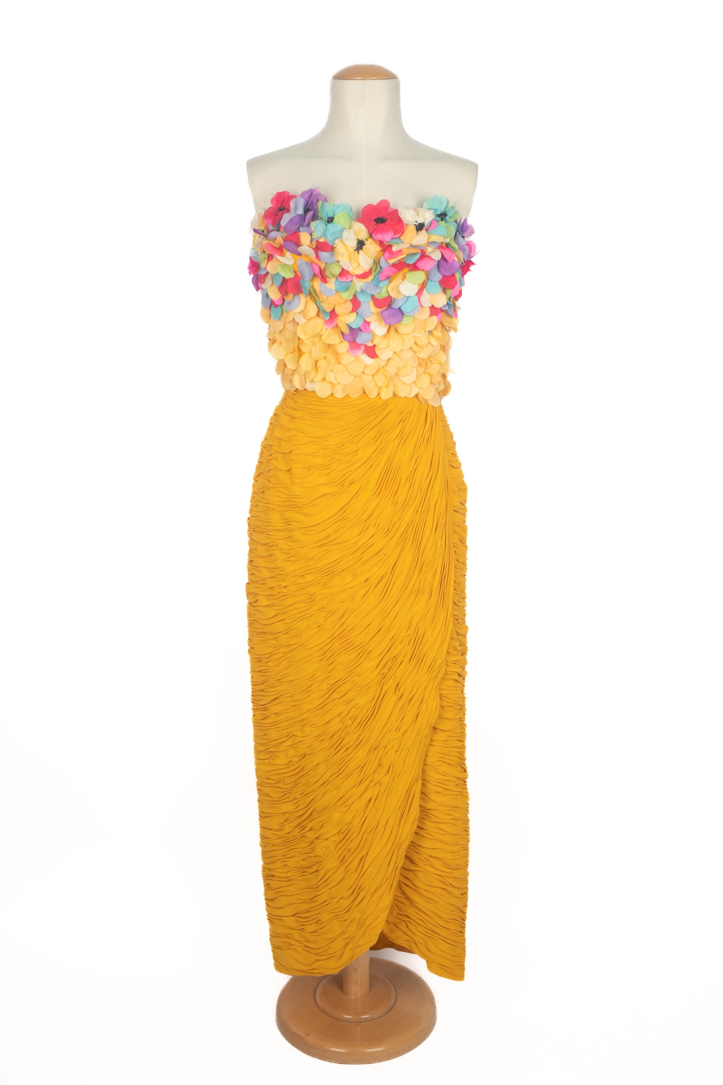 JEAN-LOUIS SCHERRER - (Fabriqué en France) Robe plissée en soie ornée de fleurs colorées. Il est accompagné d'une étole. Composition et labels de taille manquants, il convient à un 36FR/38FR. Une Collection Haute Couture circa 1988.

Condit :
Très