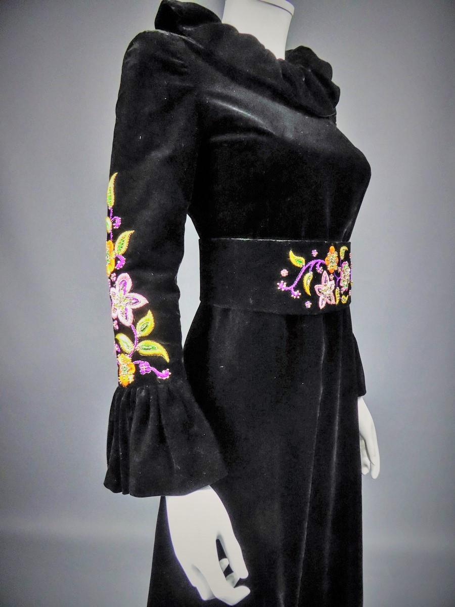 Alrededor de 1990
Francia
Vestido de noche largo de terciopelo de seda negro de Jean-Louis Scherrer Alta Costura de los años 90. Cuello plisado en volante de terciopelo bouillonné que se encuentra en las mangas y en el bajo del vestido, que es