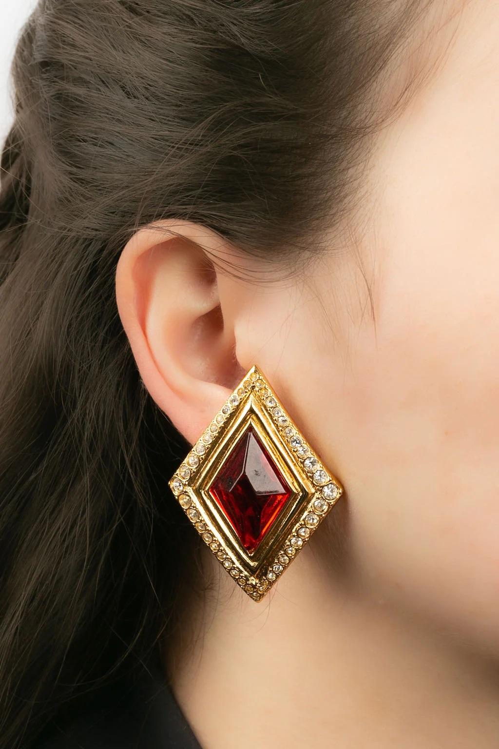 Jean-louis Scherrer - Gold-plated metal clip earrings with rhinestones and a red resin cabochon.

Additional information:
Dimensions: 3.8 W x 5.2 H cm
Condition: Very good condition
Seller Ref number: BO11